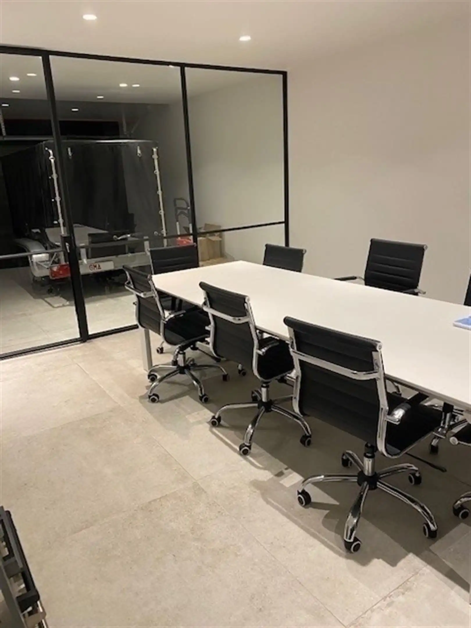 Nieuwbouw bedrijfspand met magazijnen en kantoren/showroom foto 13