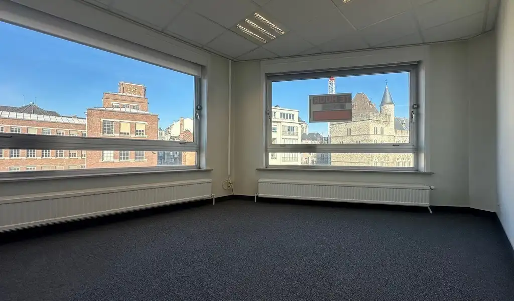 Ingedeeld en lichtrijk kantoor te huur in hartje Gent foto 6