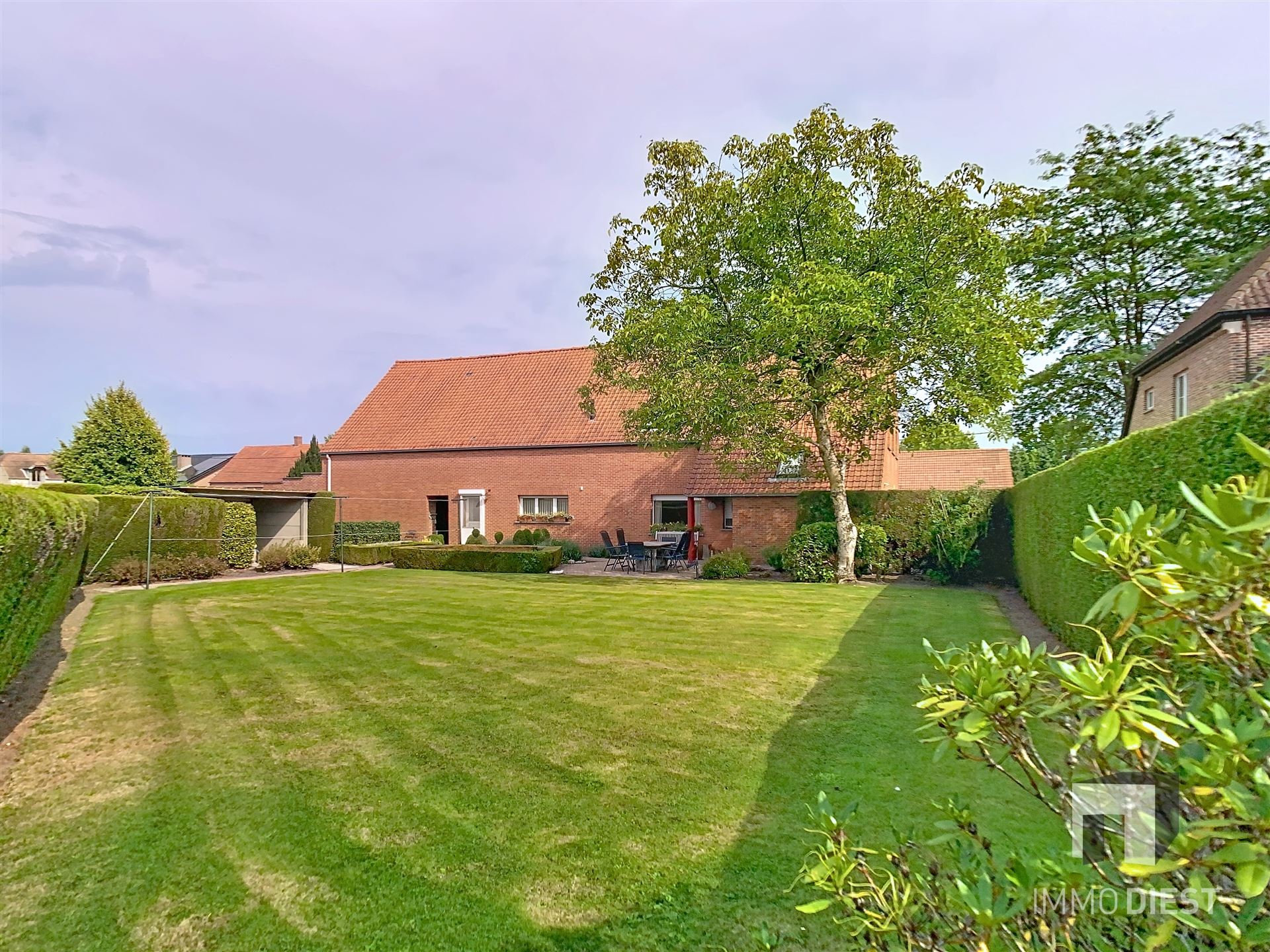 Charmante hoeve met schuren en een knappe tuin te Geel. foto 4