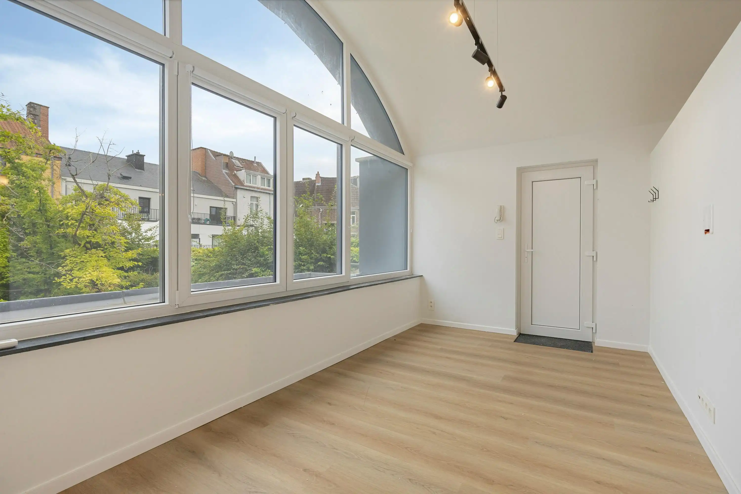 Lichtrijke kantoorloft met terras en zicht op groen in Gent foto 6
