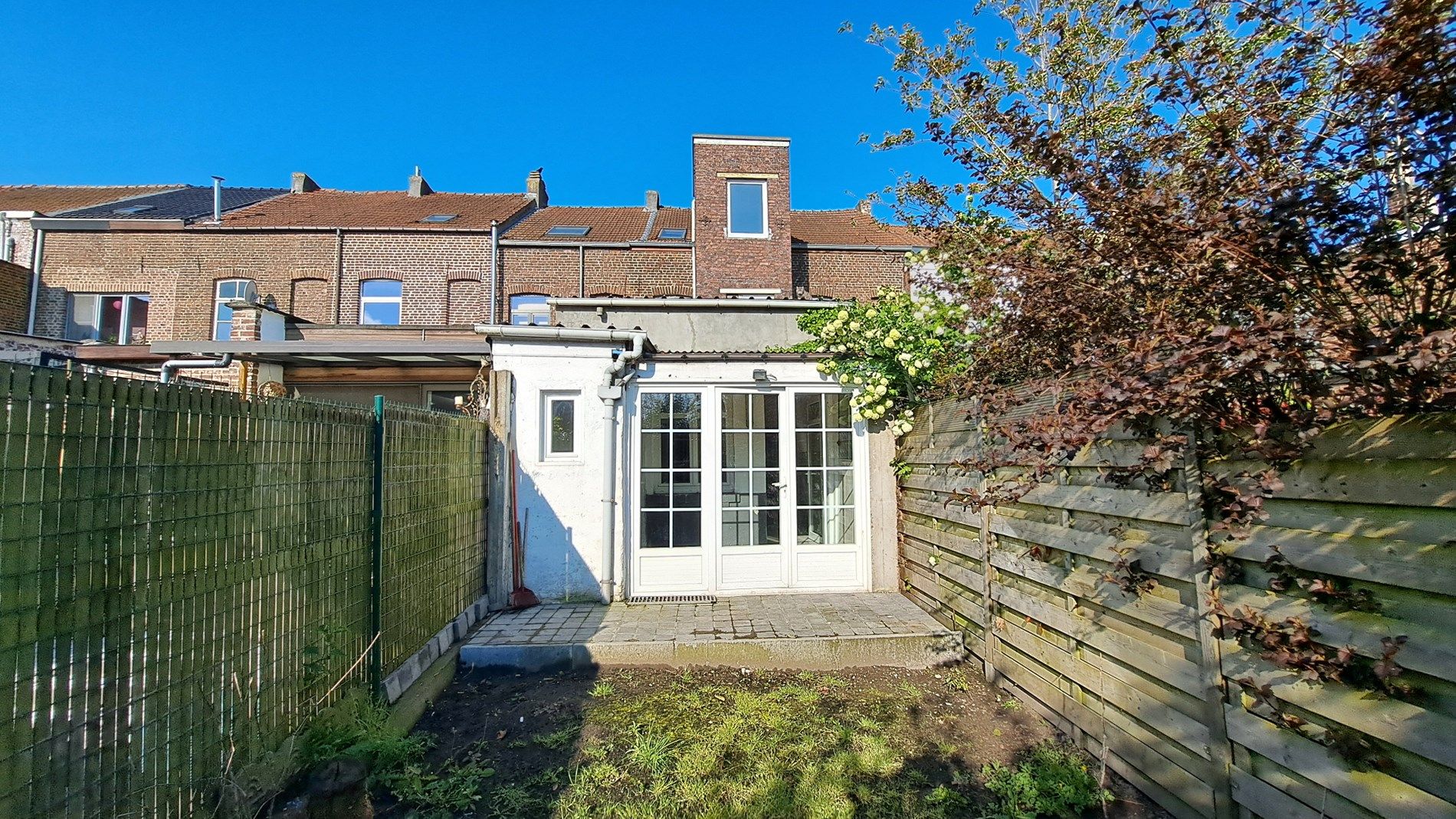 Gezinswoning met 3 slaapkamers, tuin en zeer grote kelder foto 2