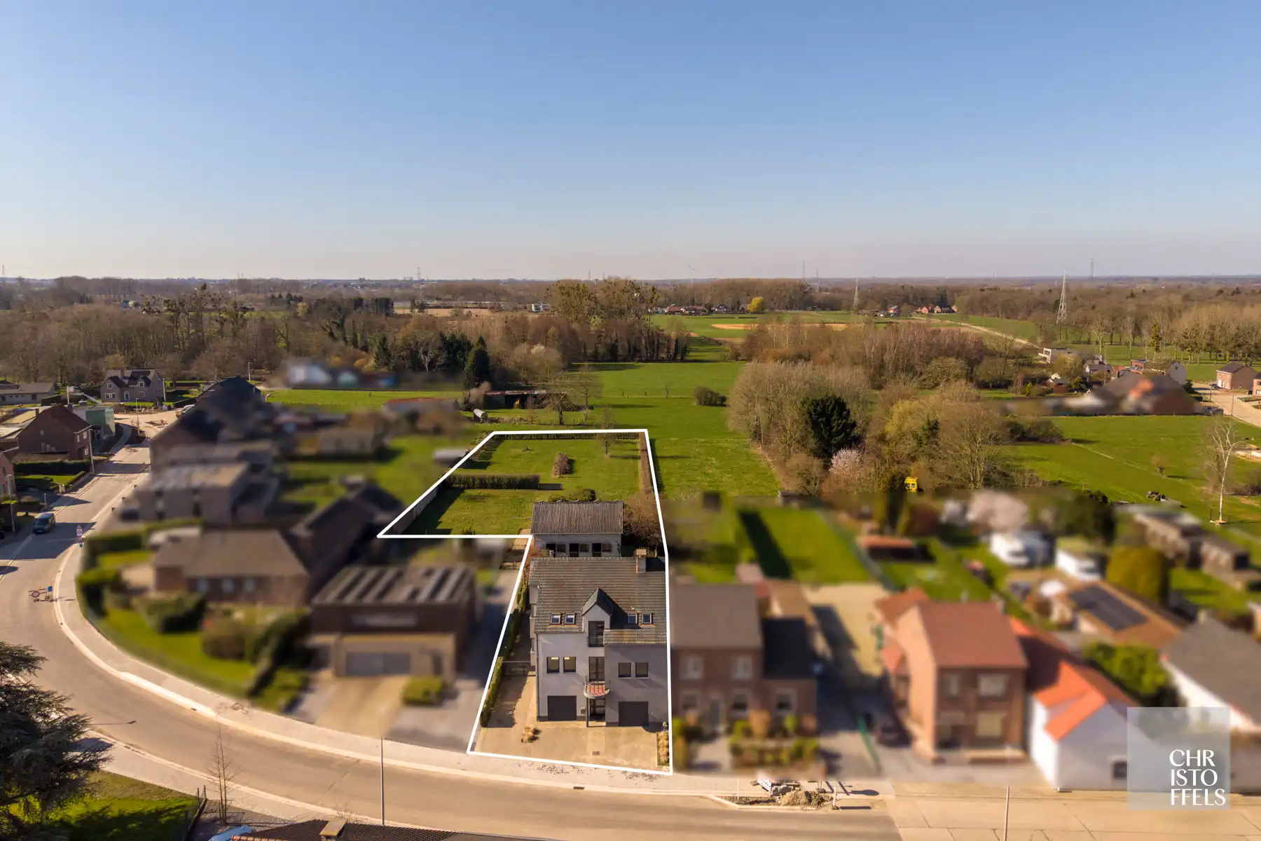 Vergunde tweewoonst met paardenaccommodatie op 3.721 m²  foto 3