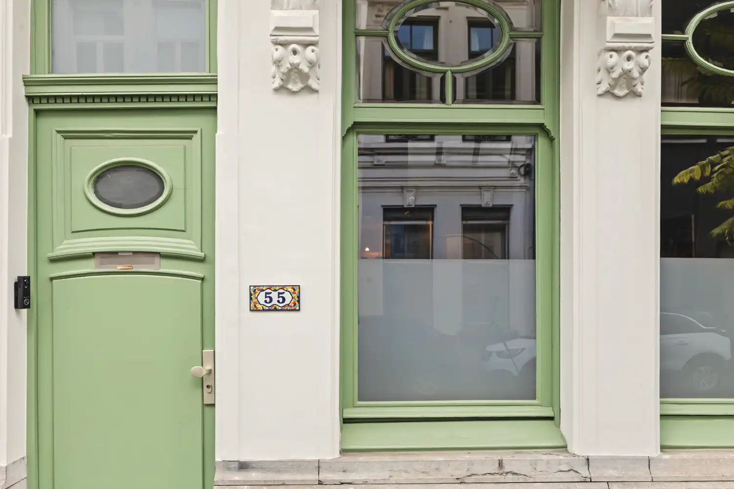 Karaktervol herenhuis met arte-déco aan de Dageraadplaats foto 2
