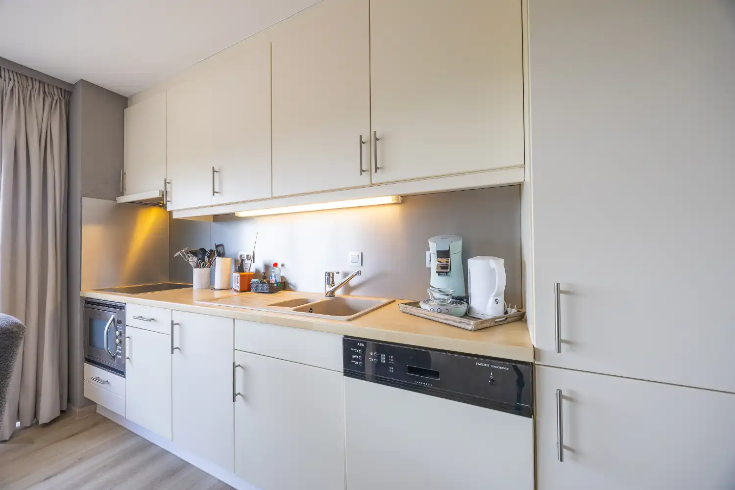 Prachtig gerenoveerd 1-slaapkamerappartement met zongericht terras en prachtig open uitzicht foto 7