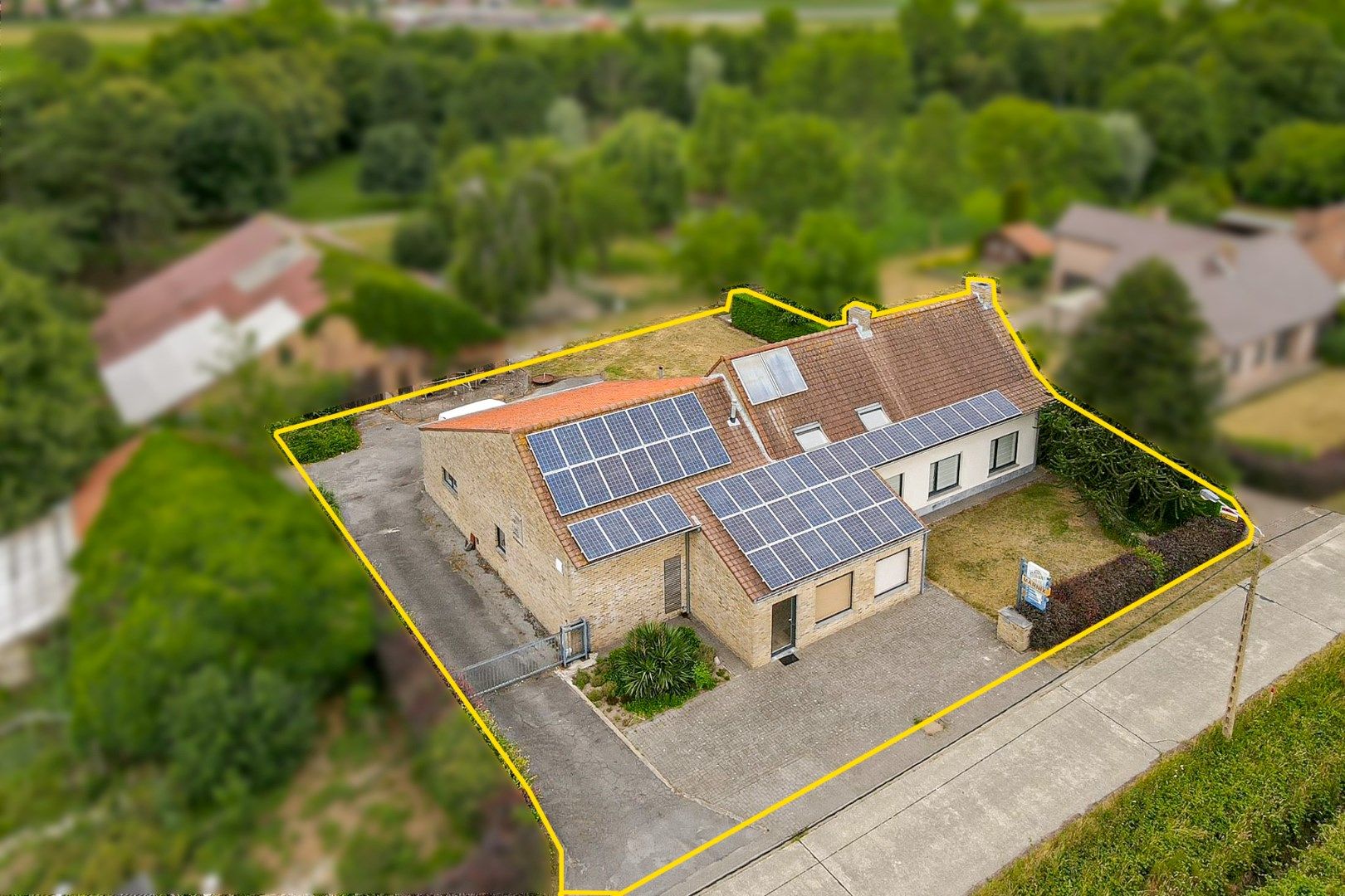 Instapklare woning met ruim handelspand op landelijke ligging te Koekelare foto {{pictureIndex}}