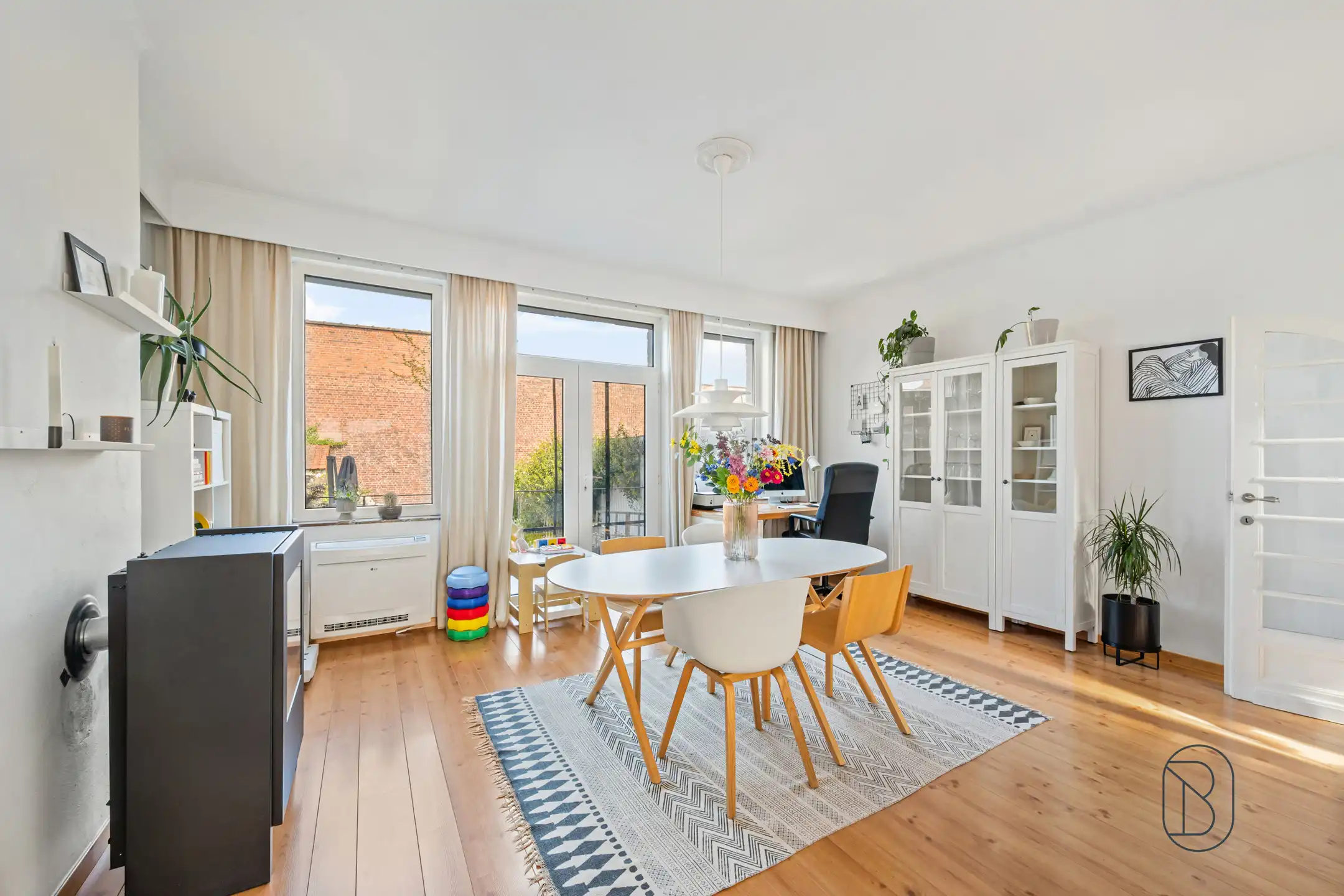 Instapklare woning met zonnige tuin in hartje Kortrijk foto 11