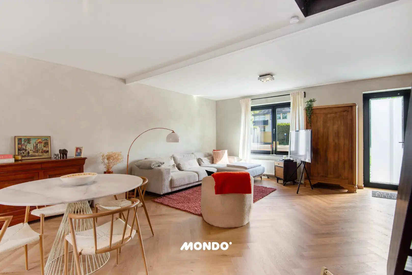 Instapklare halfopen woning met zonnige westgerichte tuin! foto {{pictureIndex}}