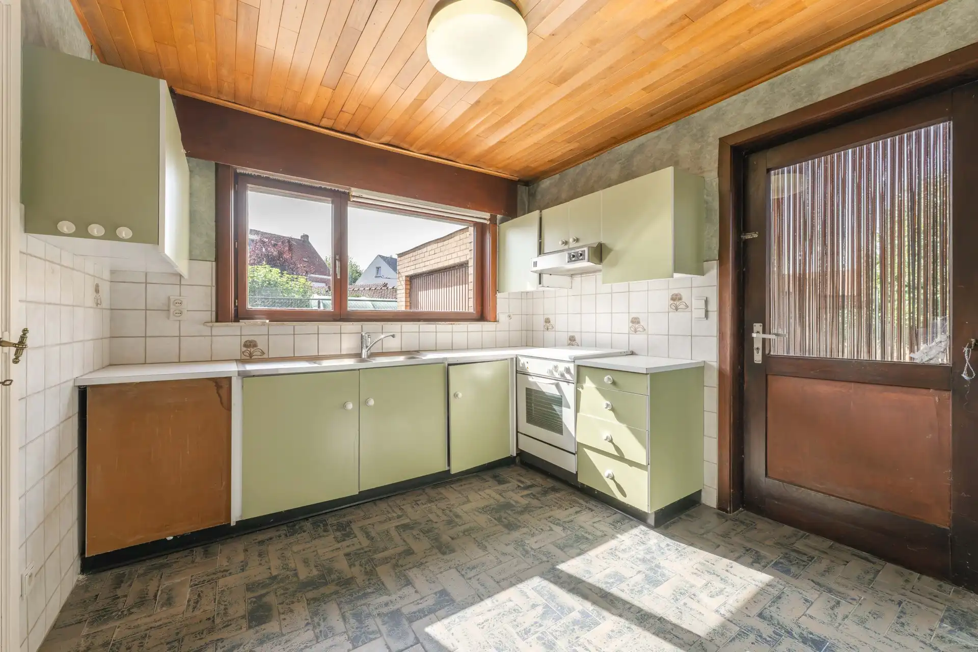Te renoveren halfopen woning met 3 slaapkamers én zuidwestgerichte tuin met een aparte garage en aansluitende berging in een rustige tuinwijk te koop in Zulte. foto 10