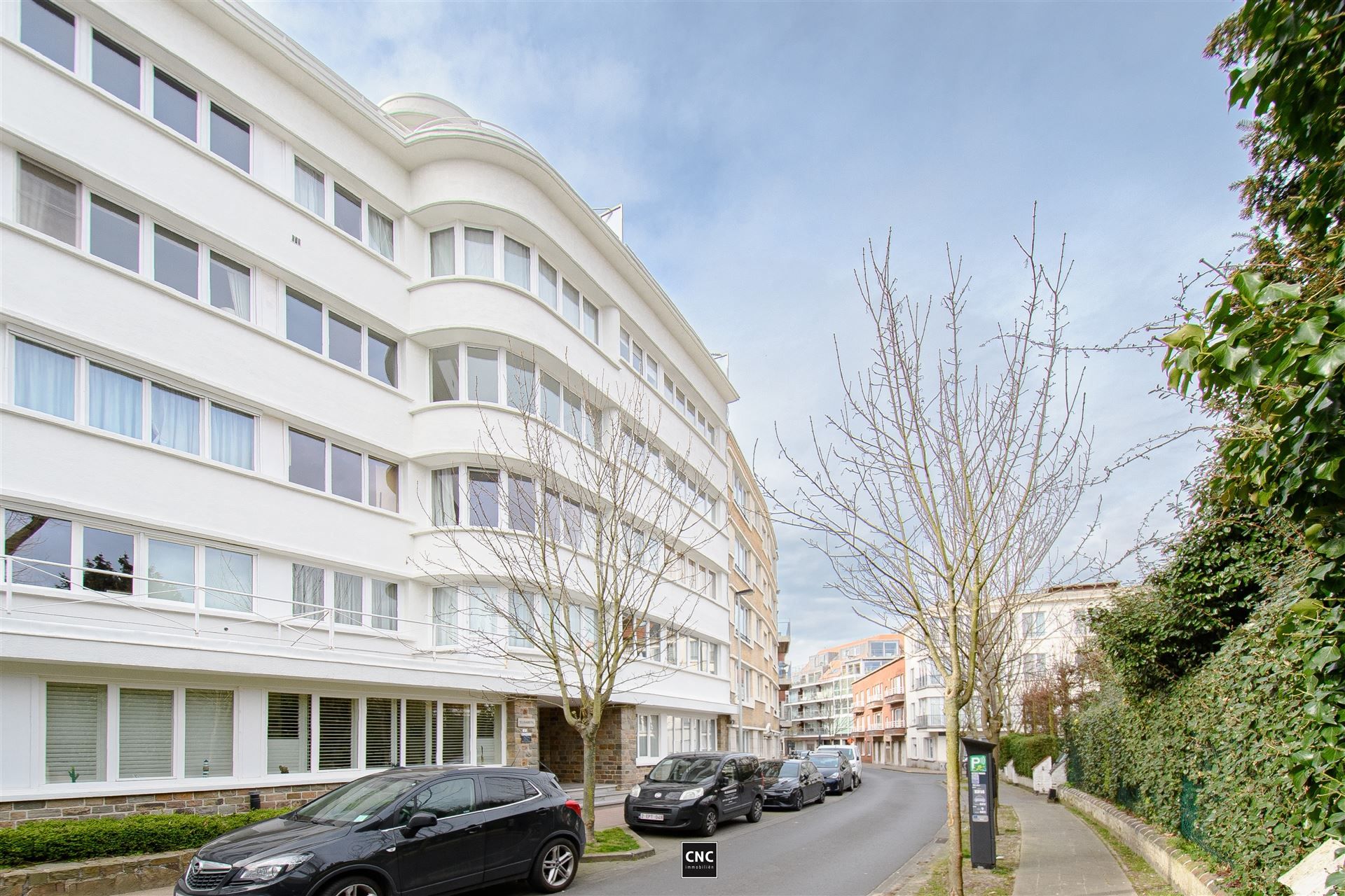 Ruim en lichtrijk appartement met zonnig terras op toplocatie in Knokke. Rustig gelegen in een karaktervolle residentie met prachtig open zicht op groen en de typische Zoute-villaatjes. foto 2