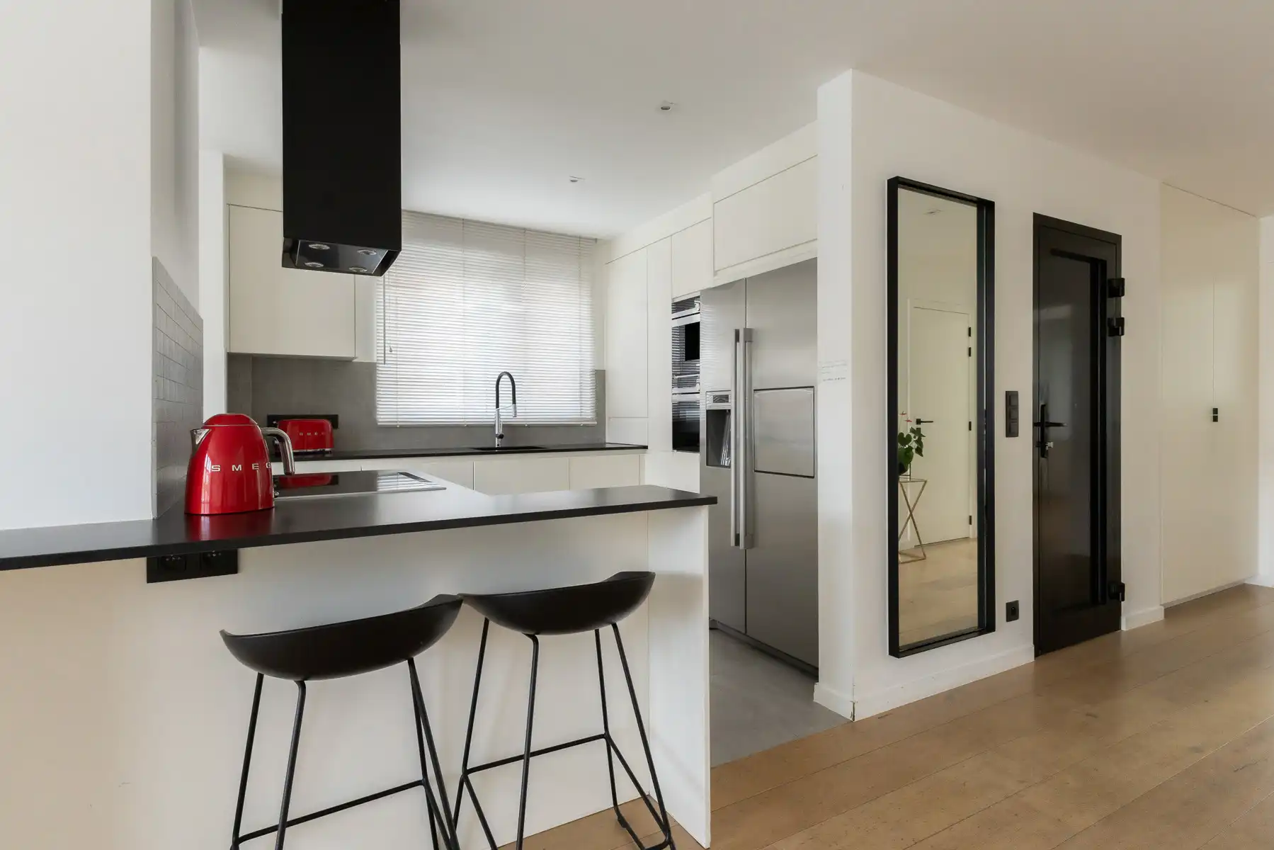 Volledig gerenoveerd appartement met 2 slaapkamers en terras foto {{pictureIndex}}