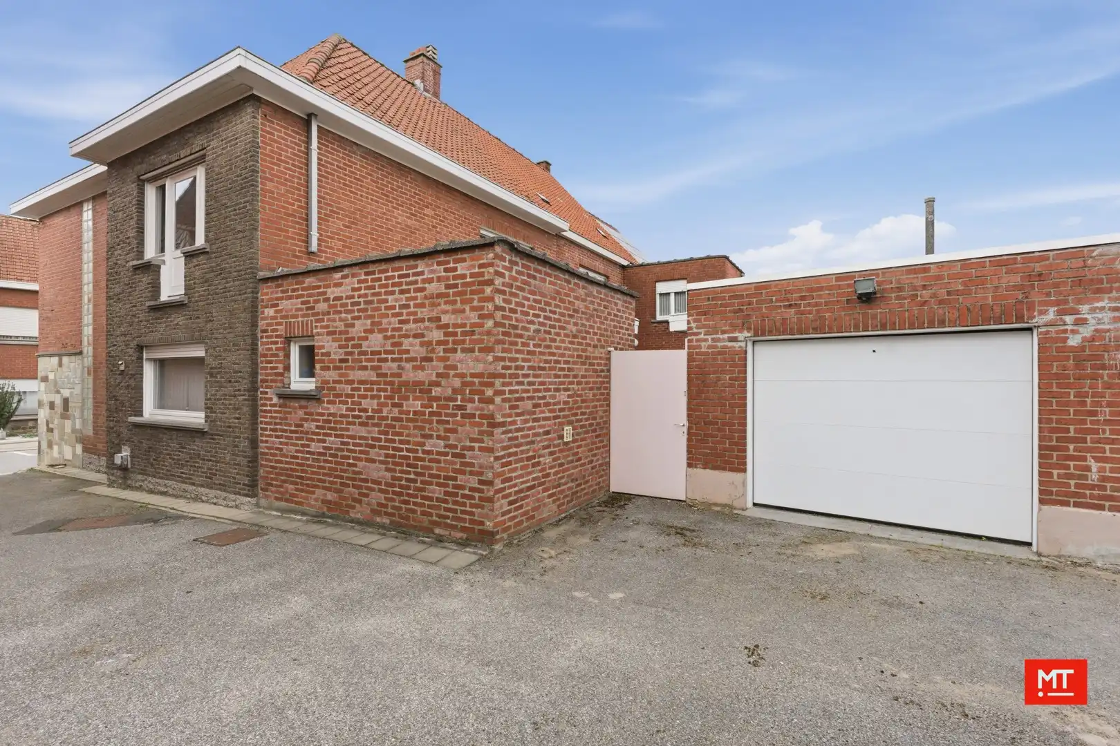 Kloeke halfopen woning met 3 slaapkamers, stadstuin en garage in centrum Meulebeke foto 2