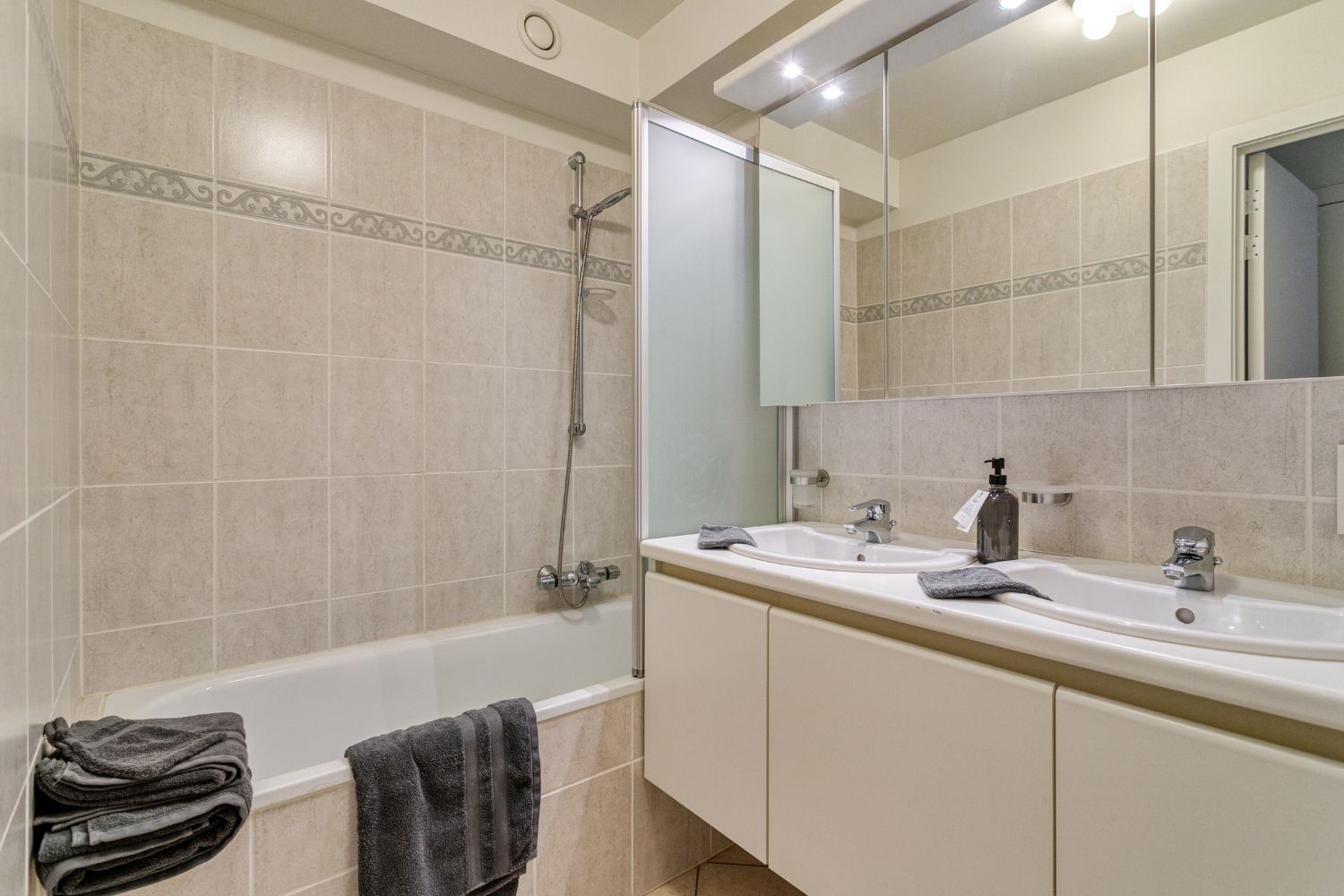 Instapklaar appartement met 2 slaapkamers en mooi zeezicht foto 8