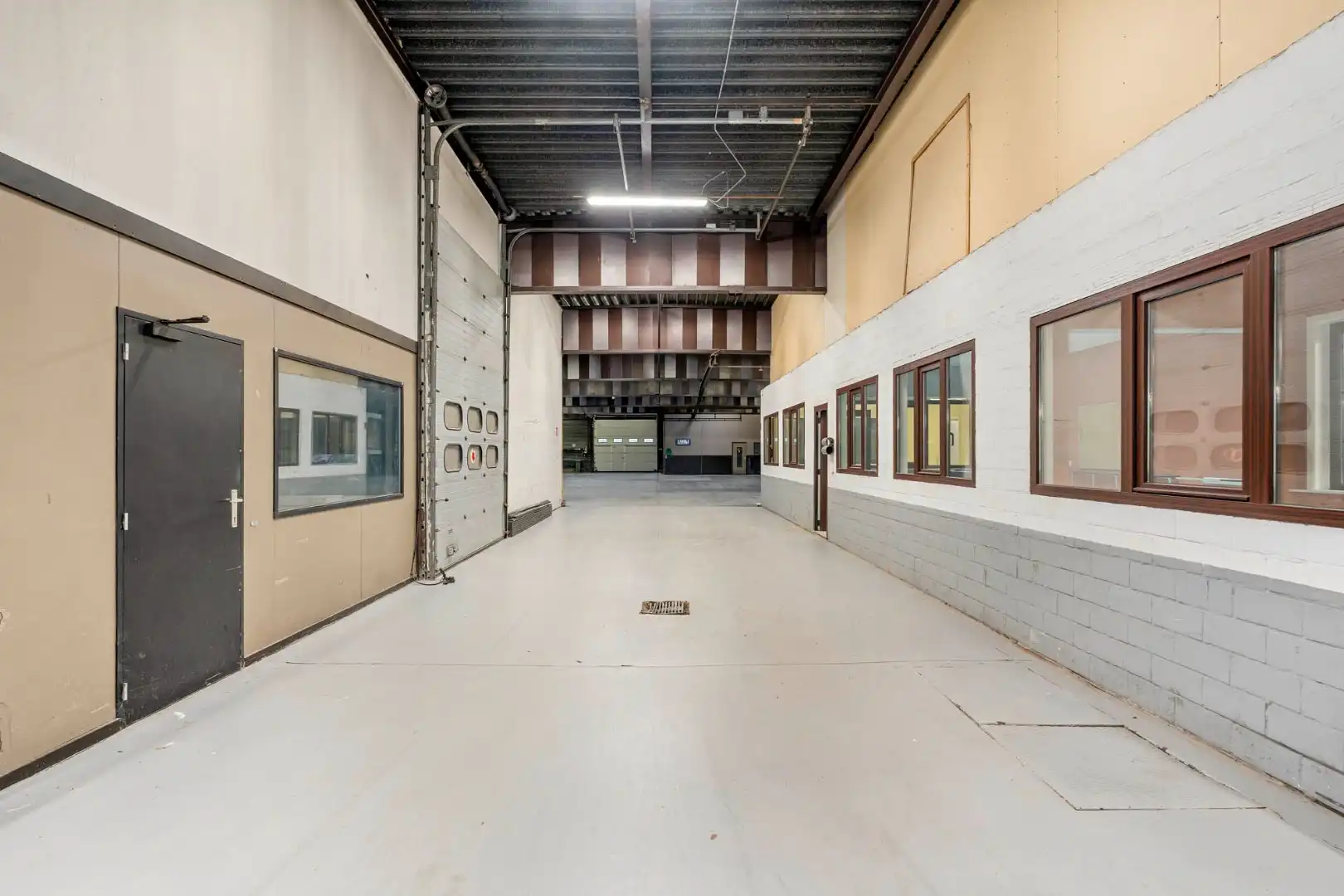 Bedrijfsgebouw met kantoren, magazijnen en woonst - groot 2580 m² foto 17