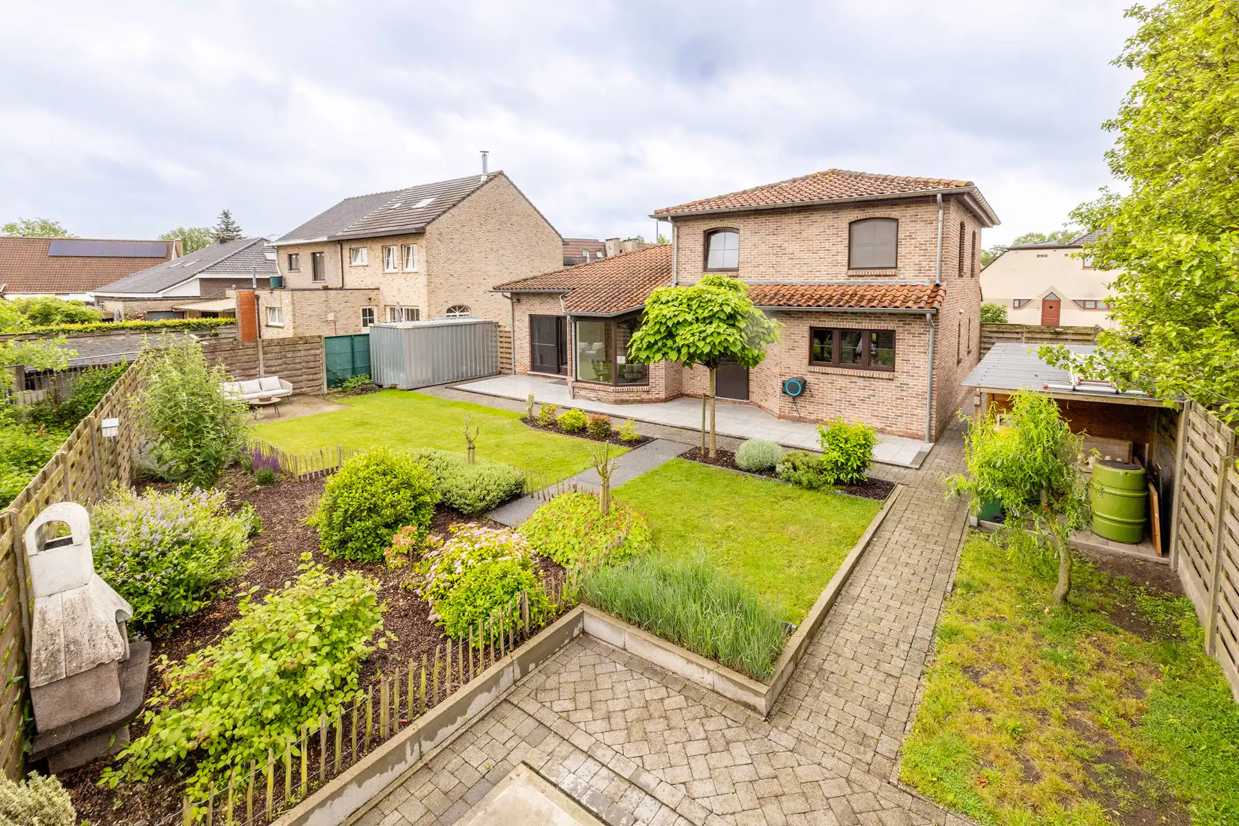 Ruime gezinswoning met garage en tuin op 557m2 grond foto 27