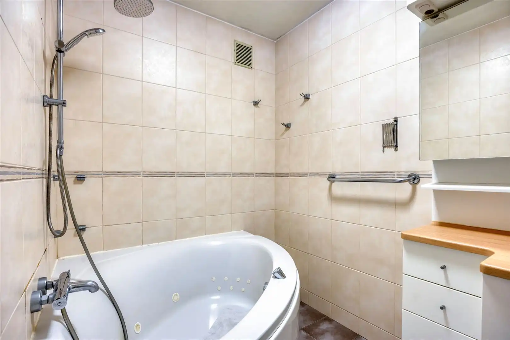 TE KOOP: Instapklaar duplexappartement met 3 slaapkamers en prachtig terras in hartje Zolder! foto 16