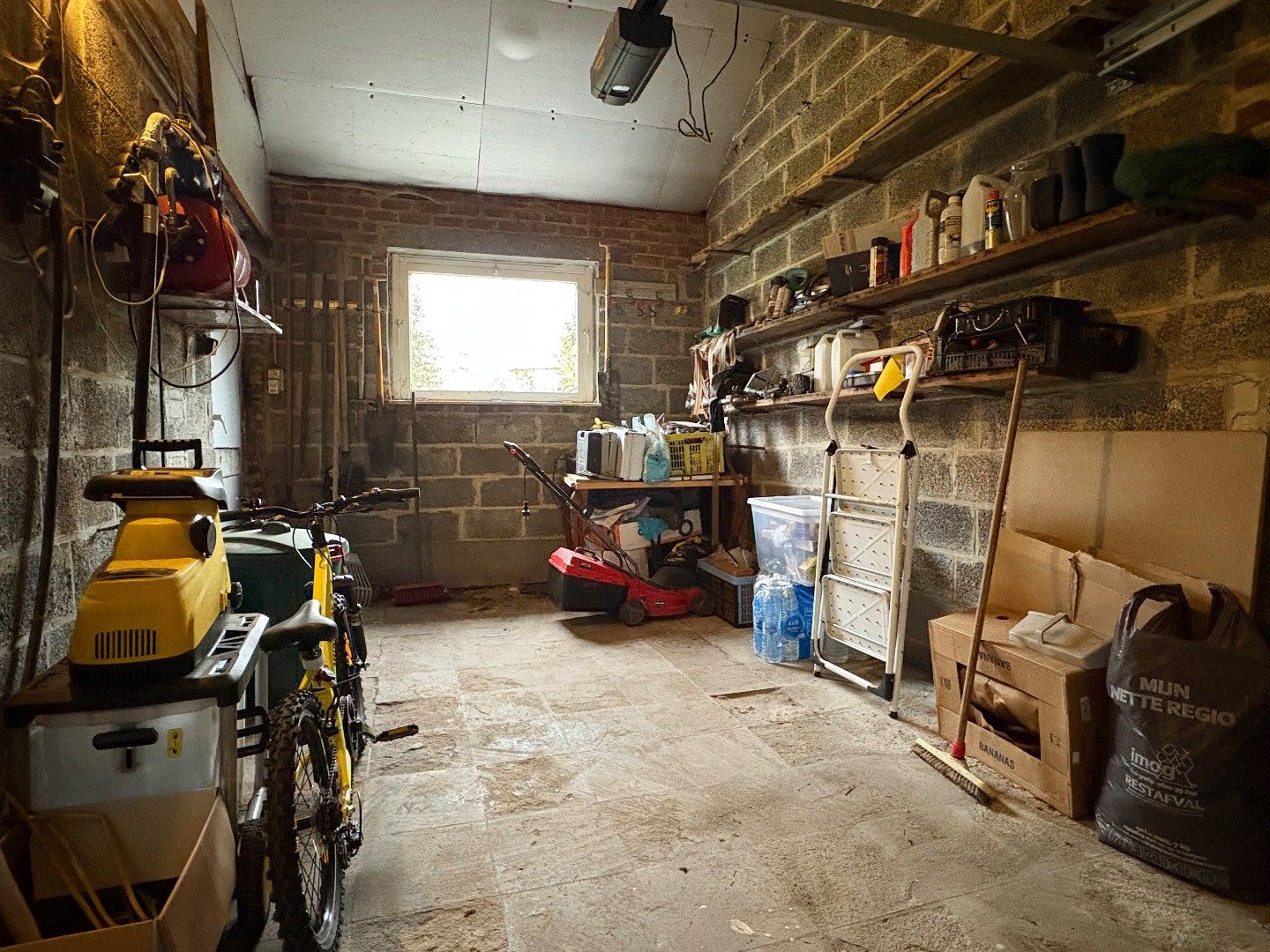 Stevige woning te koop met betonstructuur in Kuurne, 3 slaapkamers, lange oprit en een garage.  foto 14