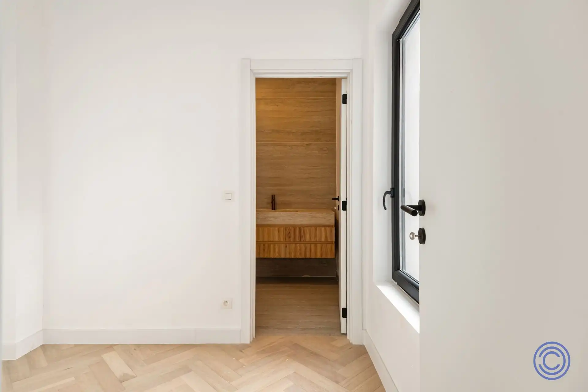 Ruime en volledig gerenoveerde duplex met 3 slaapkamers, bureau en terrassen foto 9