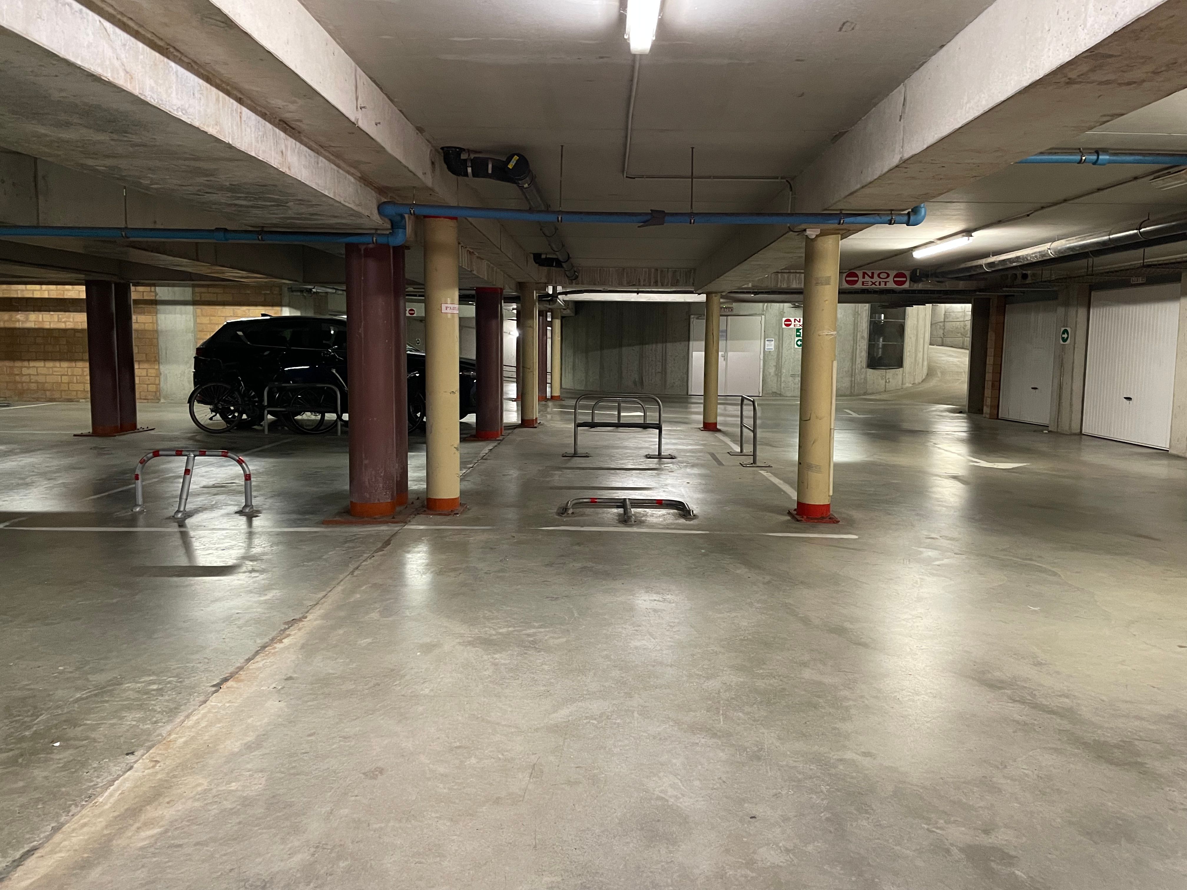 Zeer goed gelegen ondergrondse parkeerplaats foto 3