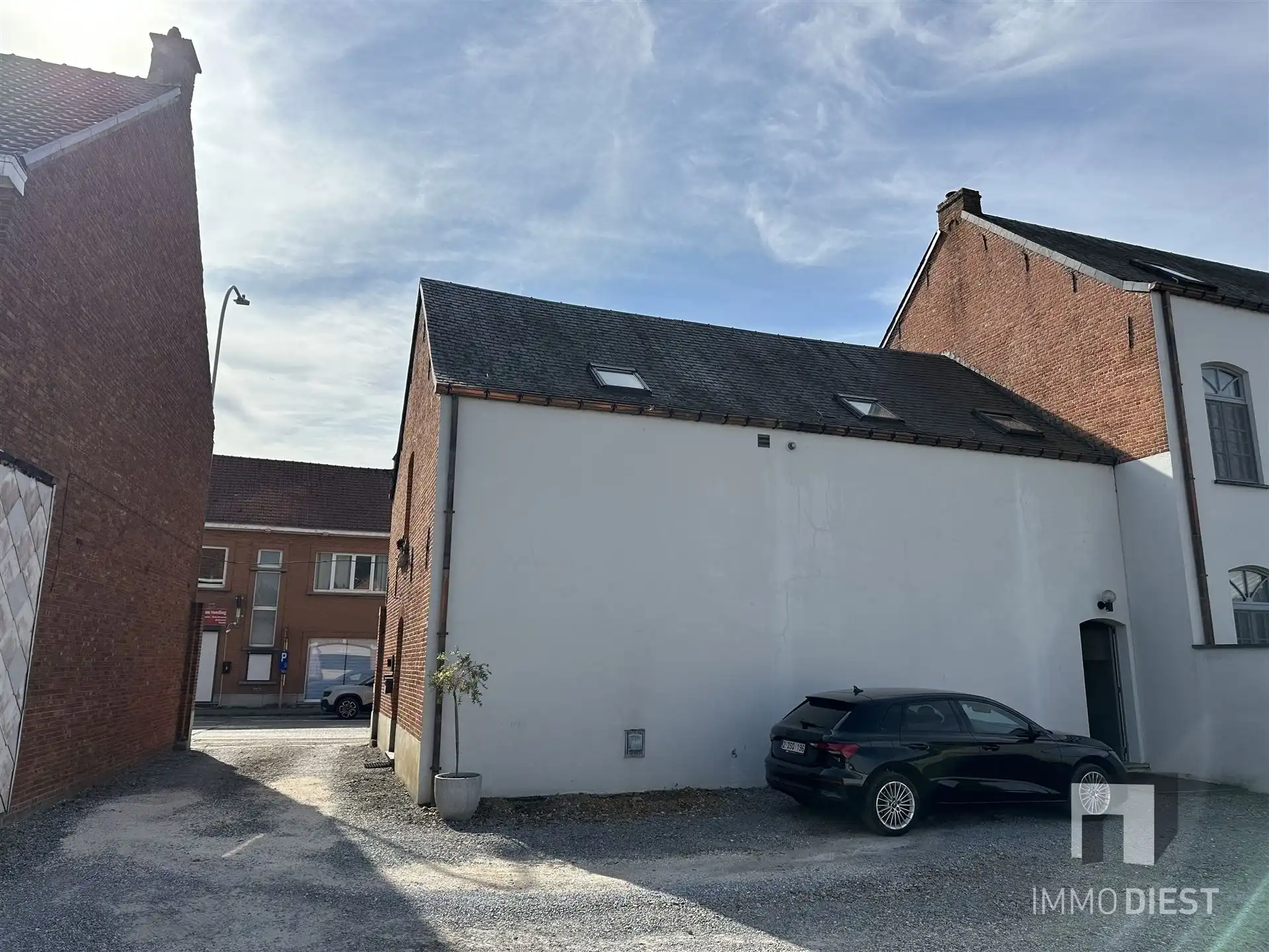 Handelshuis of woning met parking/tuin achteraan foto 19