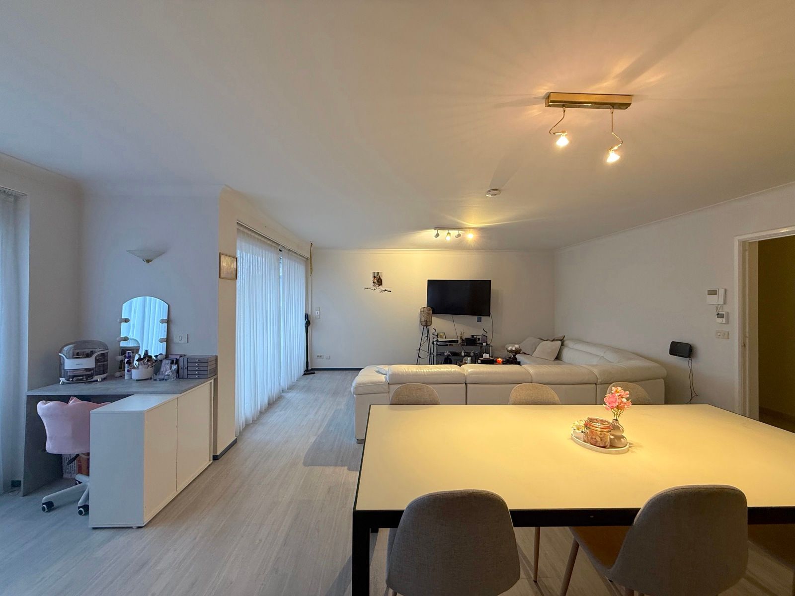 Ruim appartement met 2 slaapkamers, terras en garage foto 4