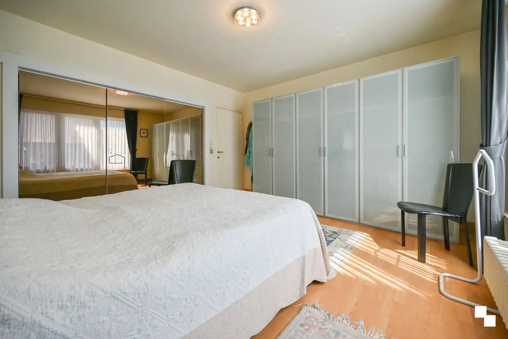 Ruime gezinswoning met vier slaapkamers, garages en extra naastliggend perceel foto 17