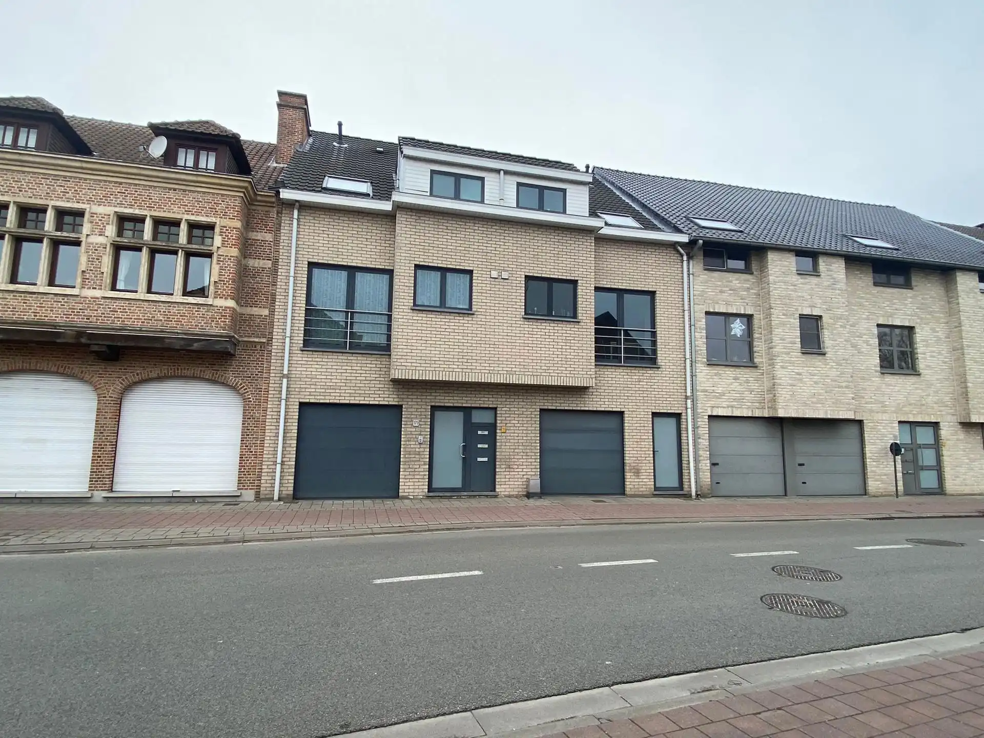 Gelijkvloers appartement met tuin in het centrum van Humbeek foto {{pictureIndex}}