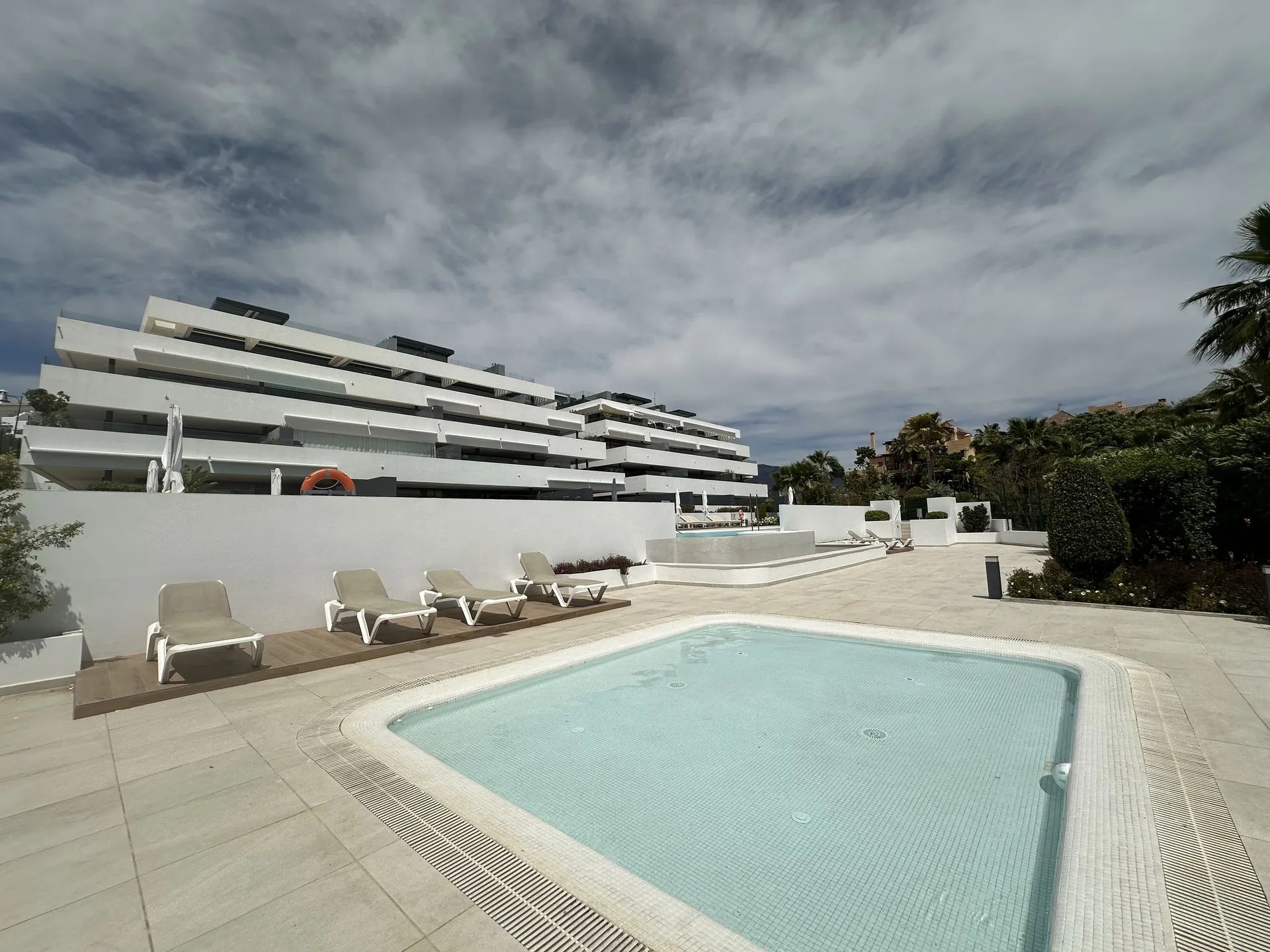 Exclusief wonen in elegantie: luxe appartement in Estepona met ruim terras en jacuzzi foto 2