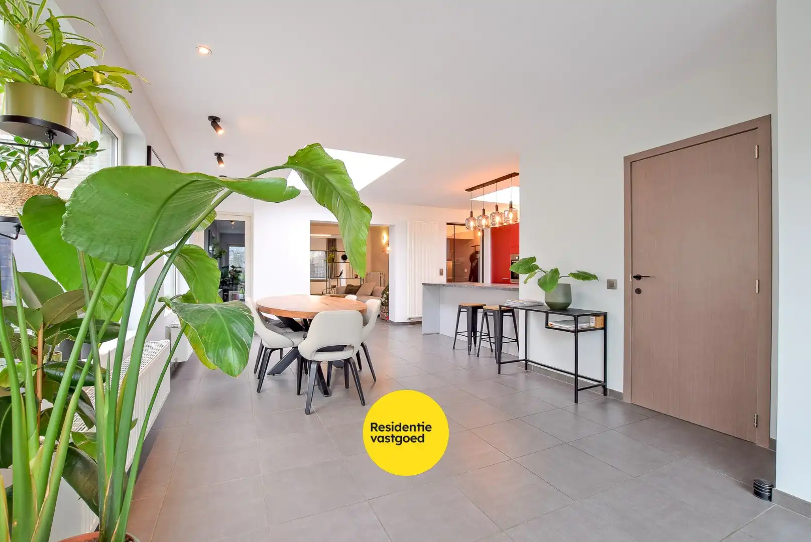 Rustig gelegen gerenoveerde woning op 470 m² te Leke met vergezichten en ruime garage. foto 2