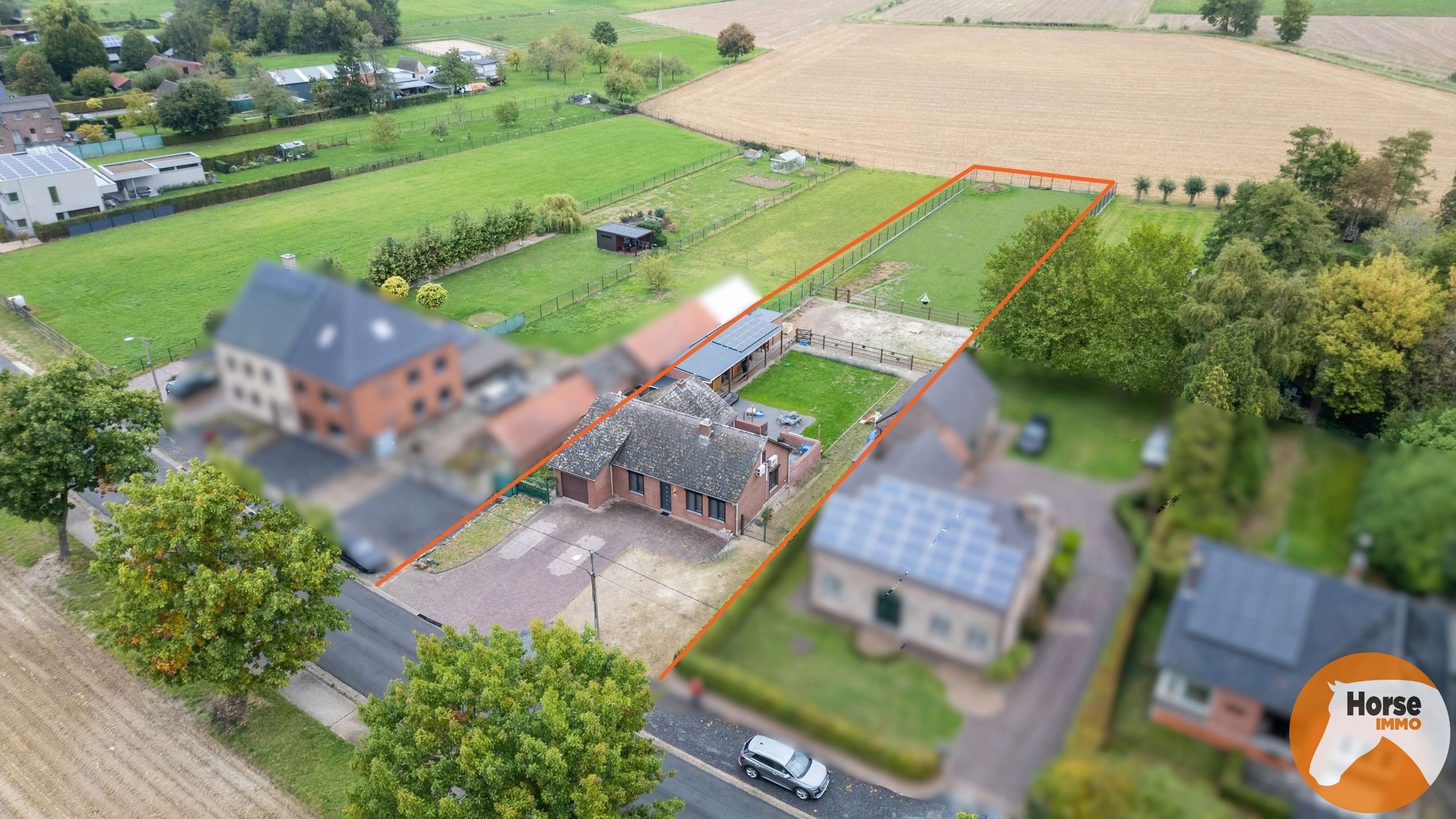 BILZEN-HOESELT - Gerenoveerde woning met paardenstal foto {{pictureIndex}}