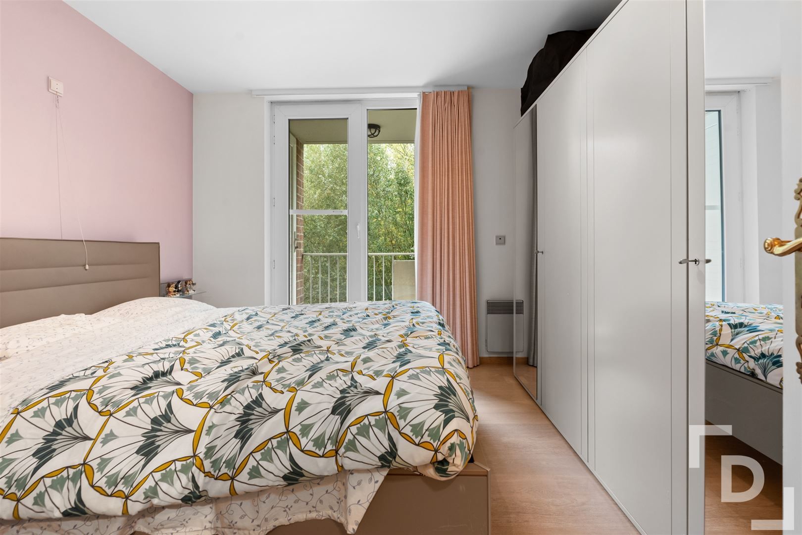 Ruim appartement met 3 slaapkamers en garage te koop in centrum Ieper. foto 9