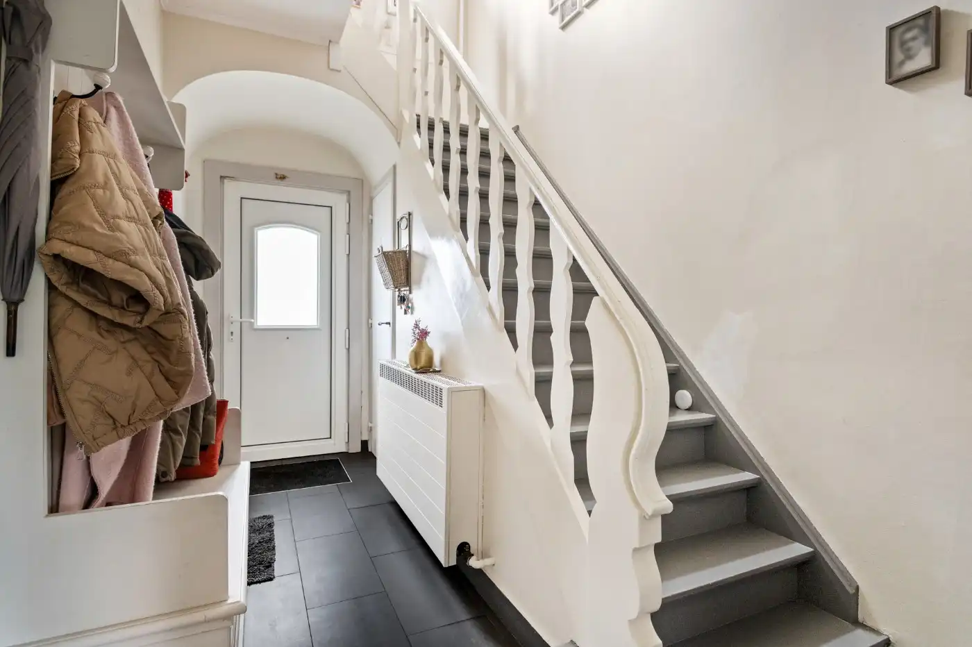 Ruime, instapklare, vrijstaande woning met 5 slpk., grote tuin en praktijkruimte foto 2