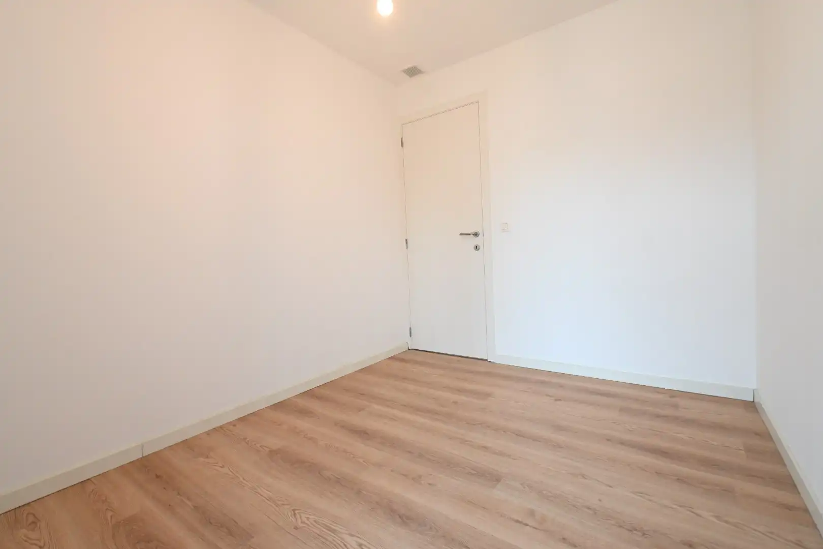 Knap recent appartement met 2 slaapkamers en mooi uitzicht + autostandplaats foto 5
