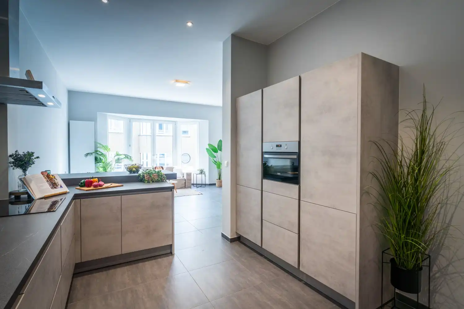 Stijlvol gerenoveerd appartement met hoge plafonds, 2 slpks vlak bij zee te koop in Oostende foto 8