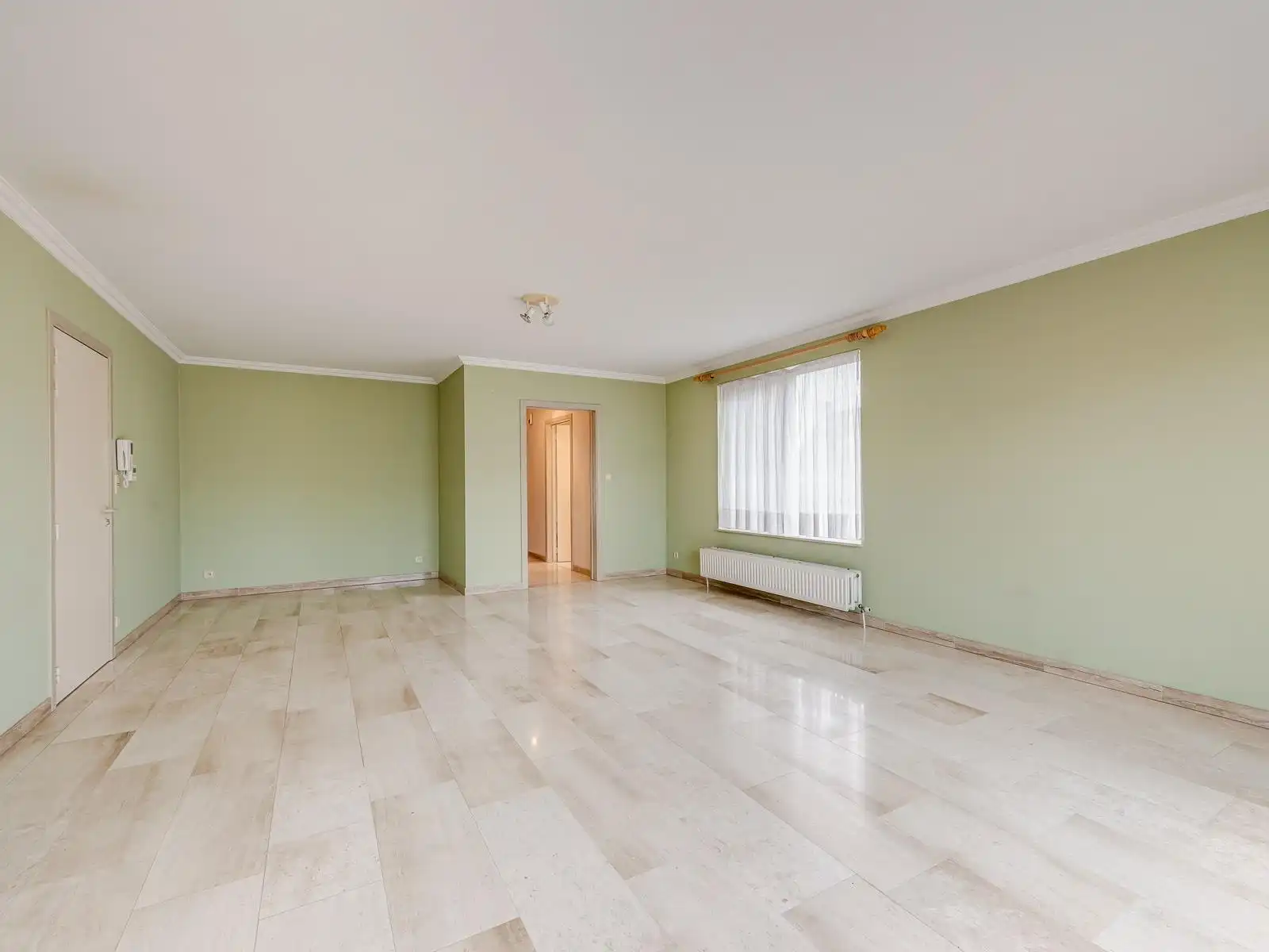 Appartement op 1ste verdieping met lift, 2 slaapkamers, ruim terras, garage en autostaanplaats. foto 4