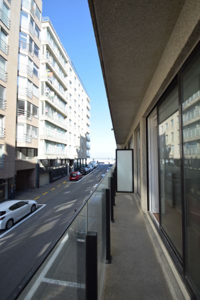 Hedendaags appartement genietend van zijdelings zeezicht, vlakbij de zee. foto 2