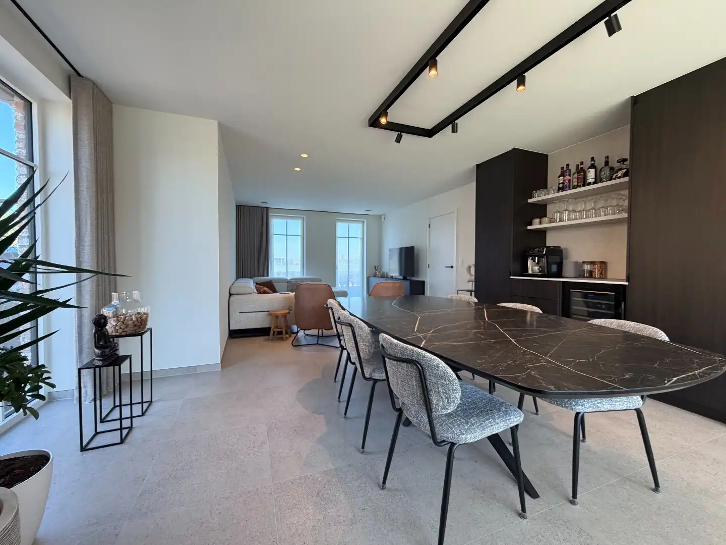 Volledig afgewerkte nieuwbouwwoning met 4 slaapkamers. foto 3