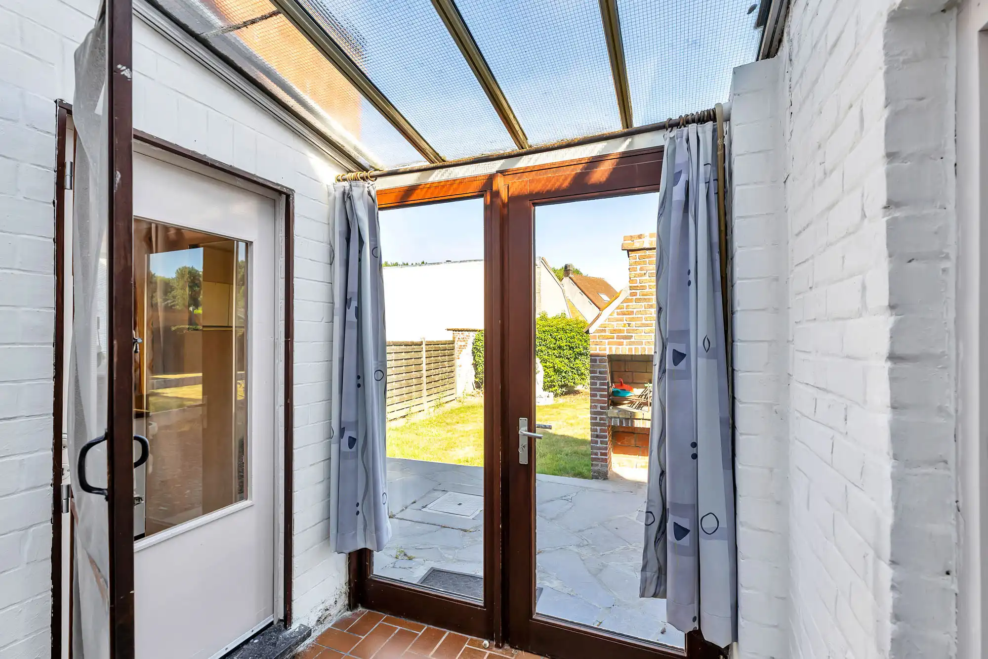 Rustig gelegen, goed onderhouden woning met twee garage's foto 13