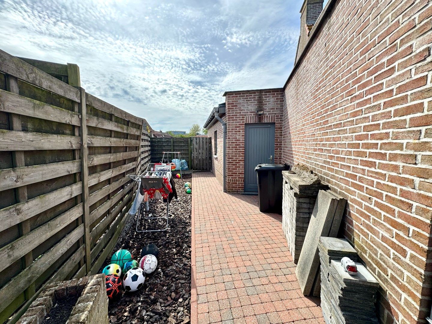 INSTAPKLARE HALFOPEN WONING MET 4 SLPKS, TUIN EN GARAGE foto 20