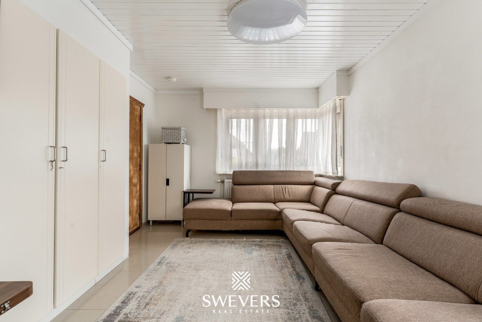 Gezinswoning met verrassend veel ruimte: vijf slaapkamers, kelderverdieping en loods foto 2