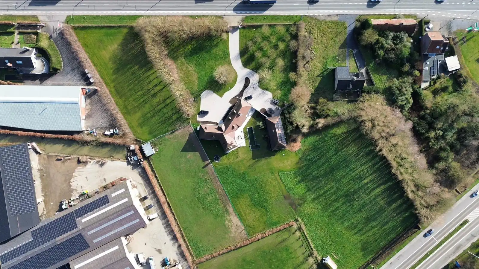 Prachtige landelijke villa met zwemvijver en paardenfaciliteiten 13.459m² foto 3