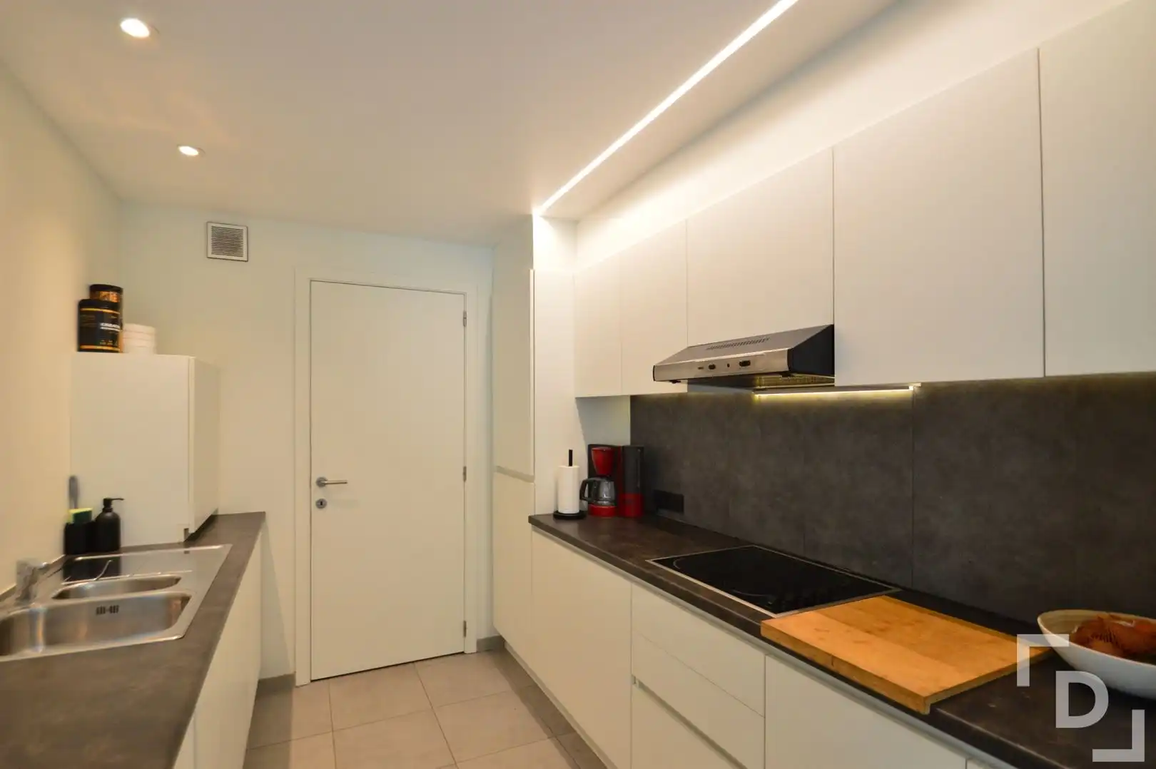 Recent appartement met tuin en autostaanplaats in centrum Poperinge foto 8