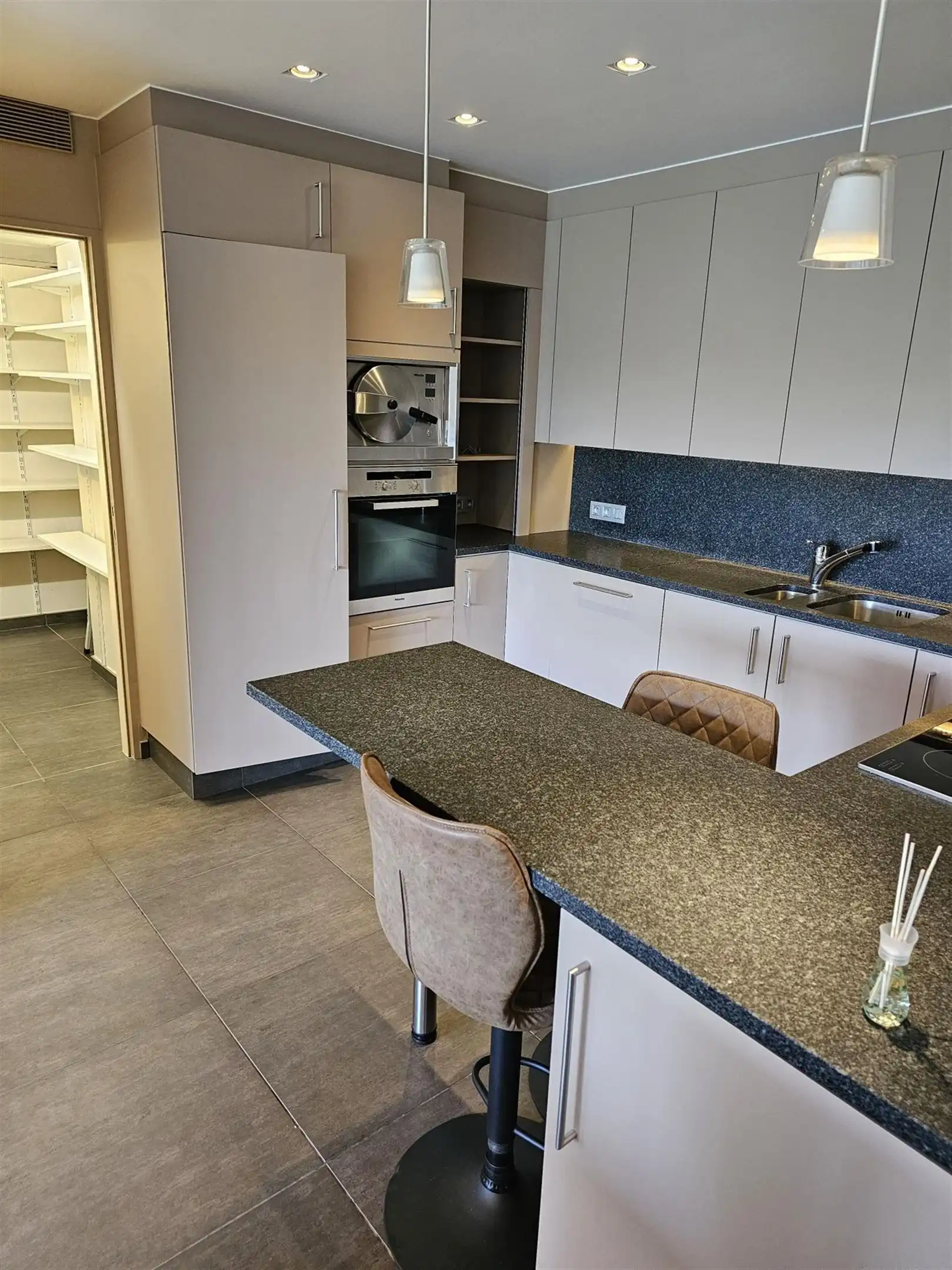 Luxueus afgewerkt, gemeubeld twee slaapkamer appartement met terras en garage. foto 8