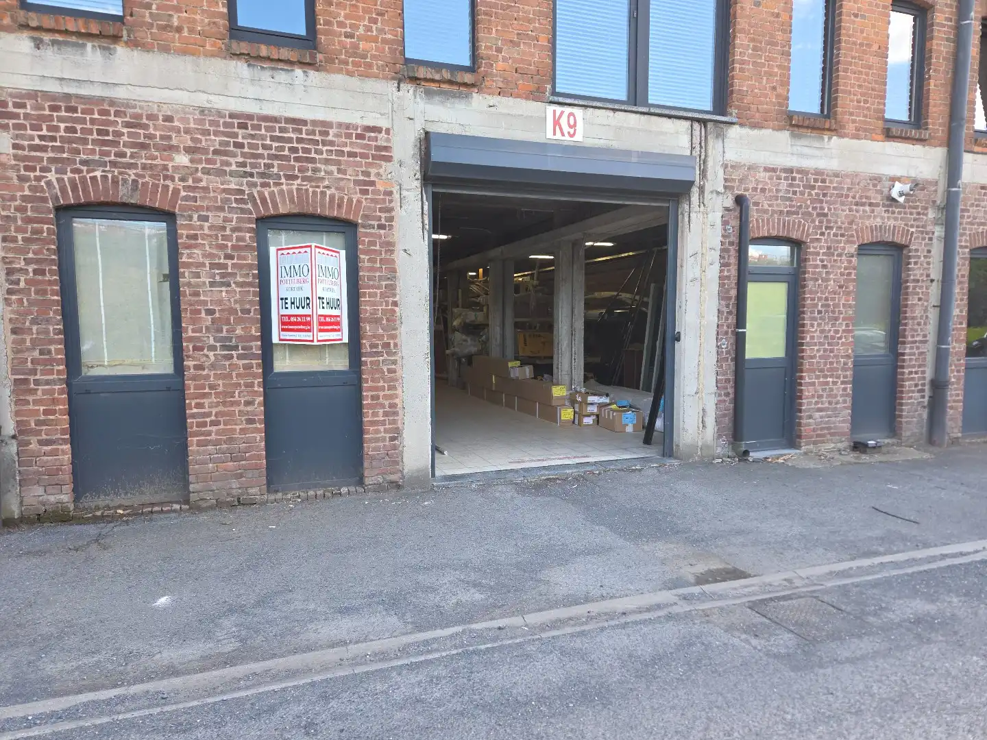 Magazijn van 220m² op commercieel centrum Pottelberg foto 2