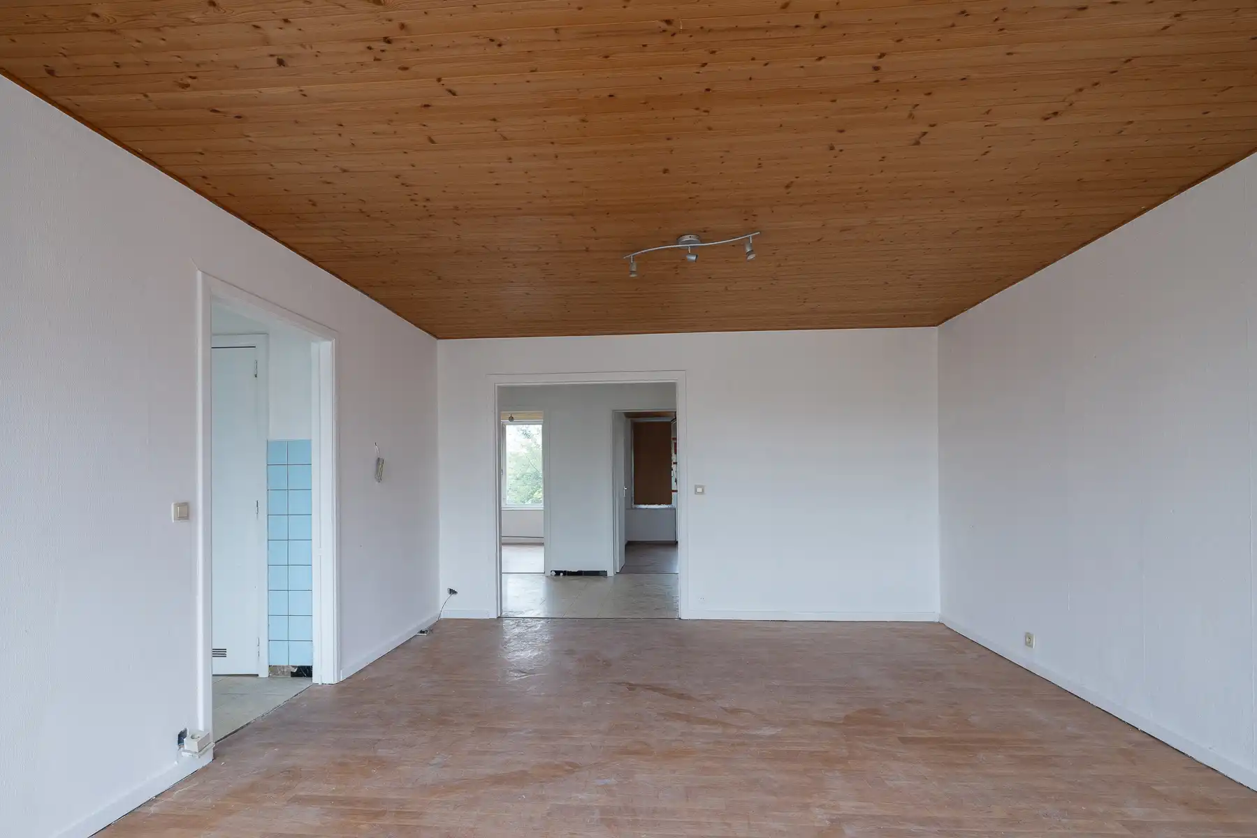 Te renoveren appartement met twee slaapkamers foto 4