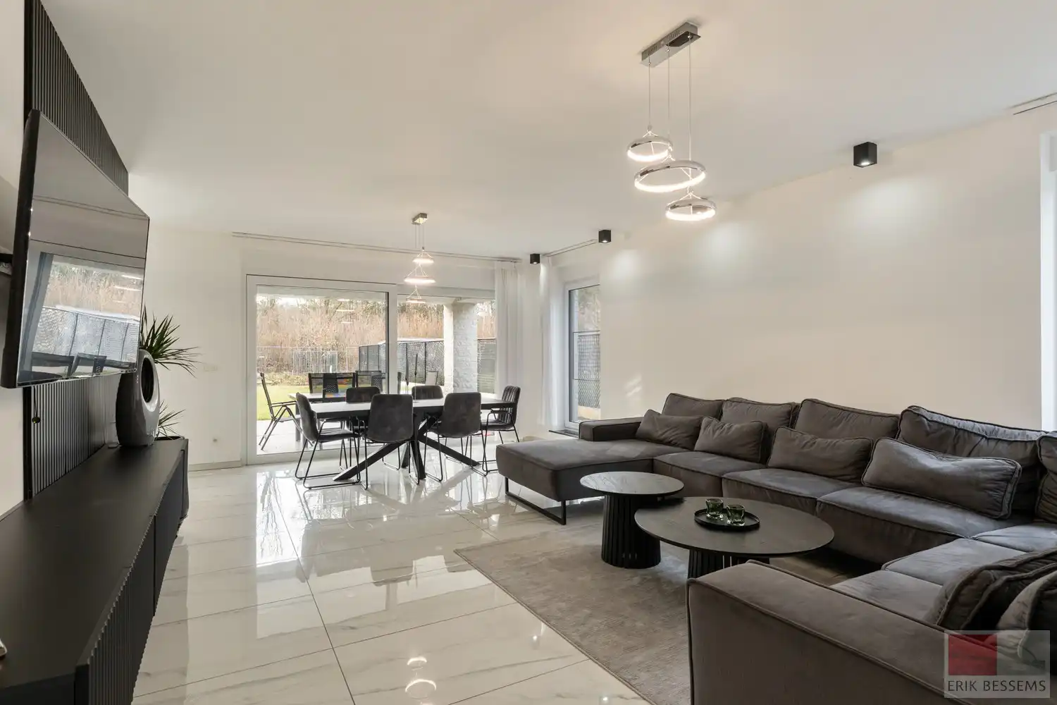 Prachtige en ruime woning met een woonoppervlakte van ca. 277 m², gebouwd in 2018 met vloerverwarming en voorzien van 5 volwaardige slaapkamers en 3 badkamers foto 9