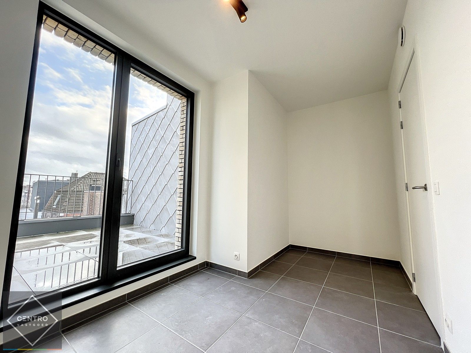 Laatste kans aankoop 6% BTW (akte voor 31/12/2024)!  NB-appartement (103m²) met RUIM zonneterras (26m²) pal in het CENTRUM van Kortrijk ! foto 16