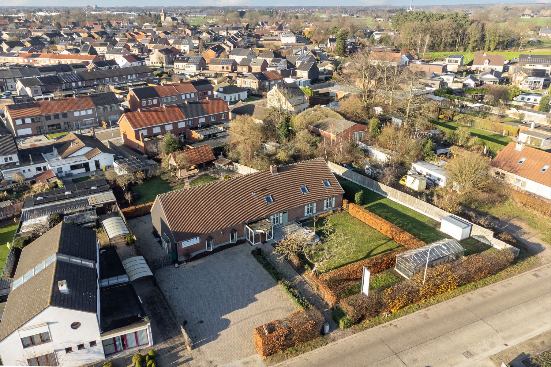 Handelspand (voorheen restaurant) met bovengelegen woonst op een perceel van 2.128 m². foto {{pictureIndex}}