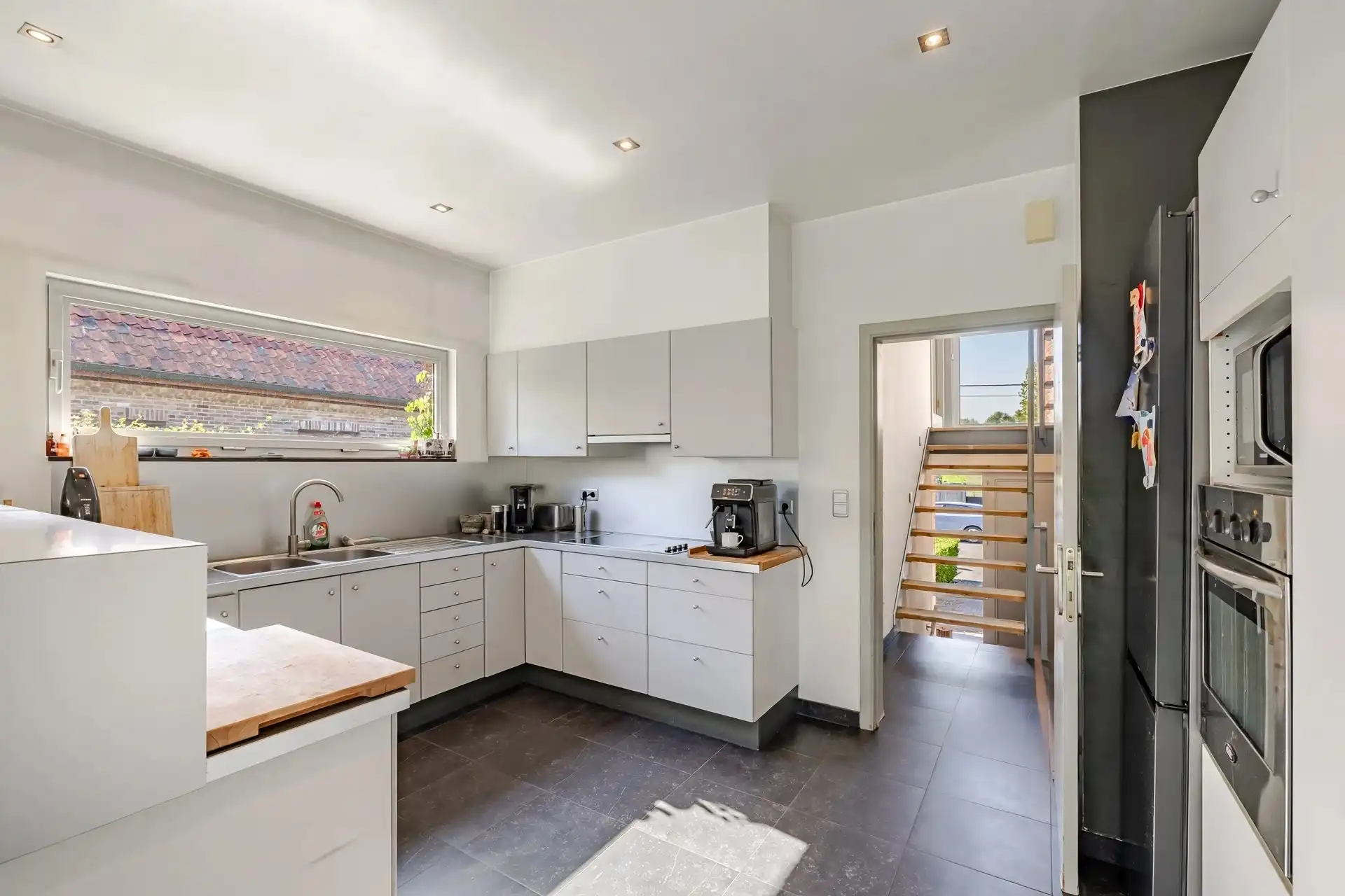 Karaktervolle architectenwoning op een perceel van ruim 25 are met diepe, oostgerichte tuin foto 14