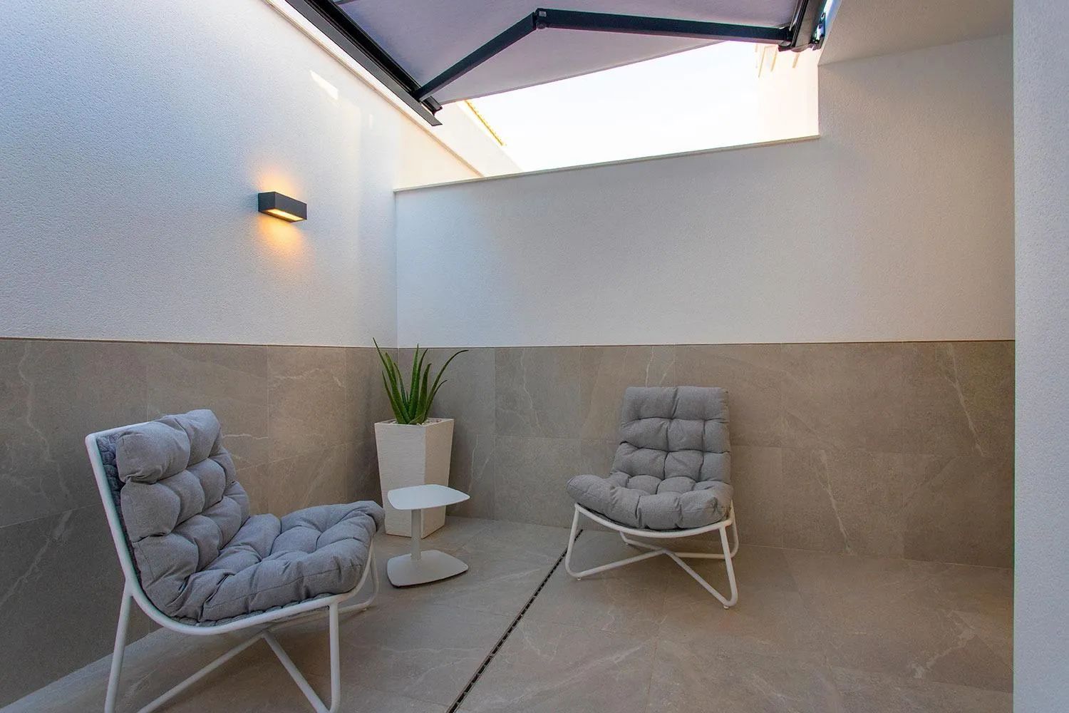Strak design en strandleven gecombineerd: instapklare luxe woning in hartje Torre de la Horadada foto 30