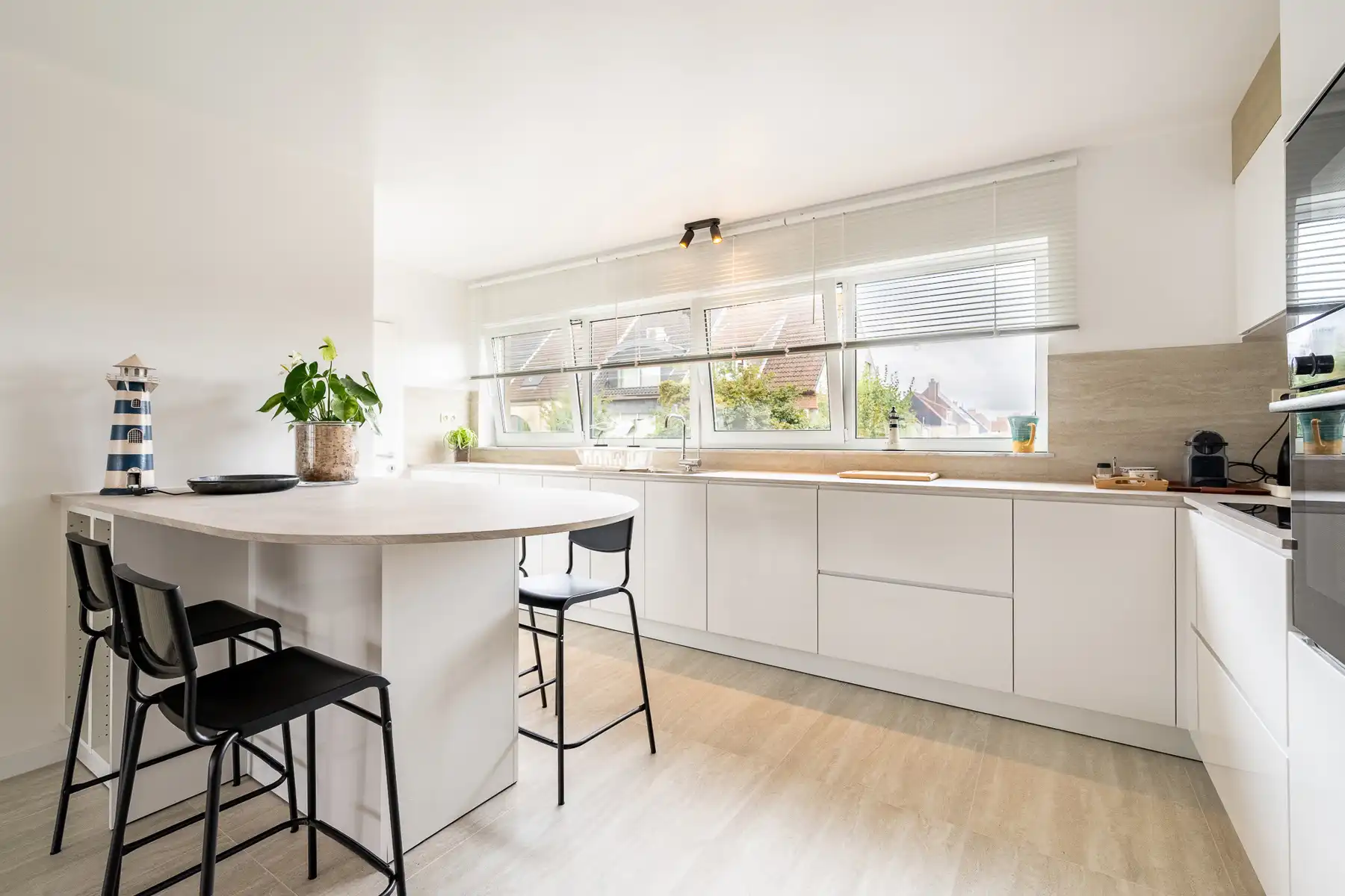 Rustig gelegen, gemeubelde bel-etage woning met garage  foto 10